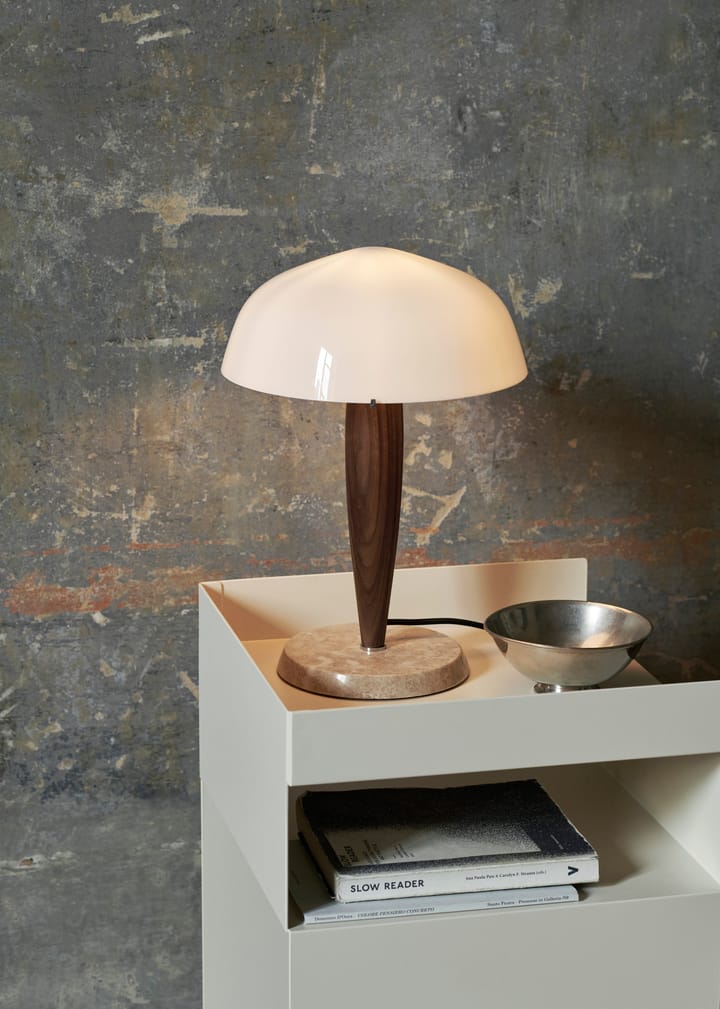 Herman SHY3 bordlampe, walnut & cream marble, tekstilledning &Tradition