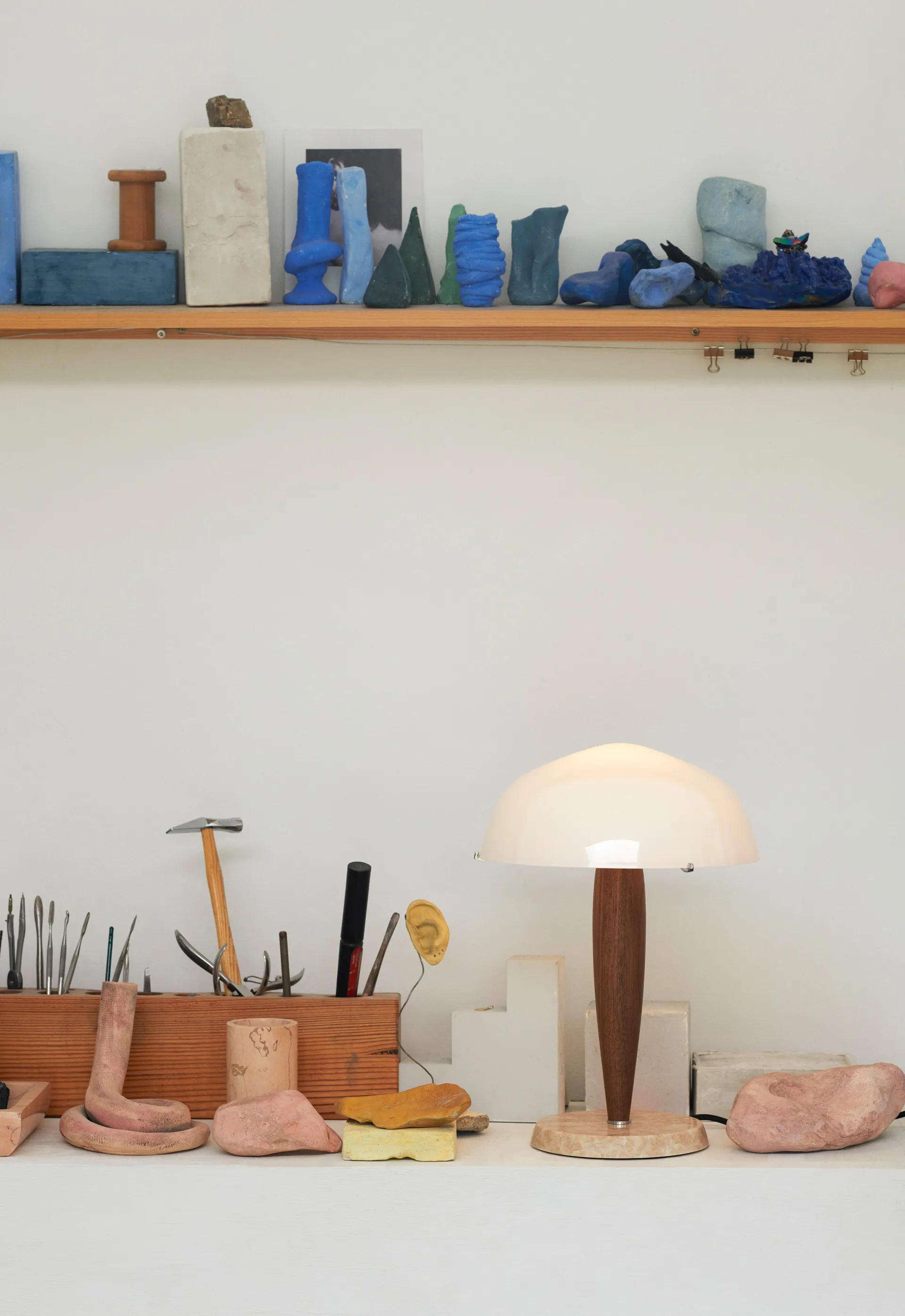 Herman SHY3 bordlampe, walnut & cream marble, tekstilledning &Tradition