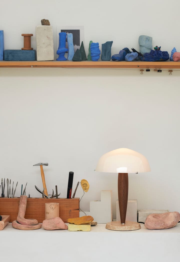 Herman SHY3 bordlampe, walnut & cream marble, tekstilledning &Tradition