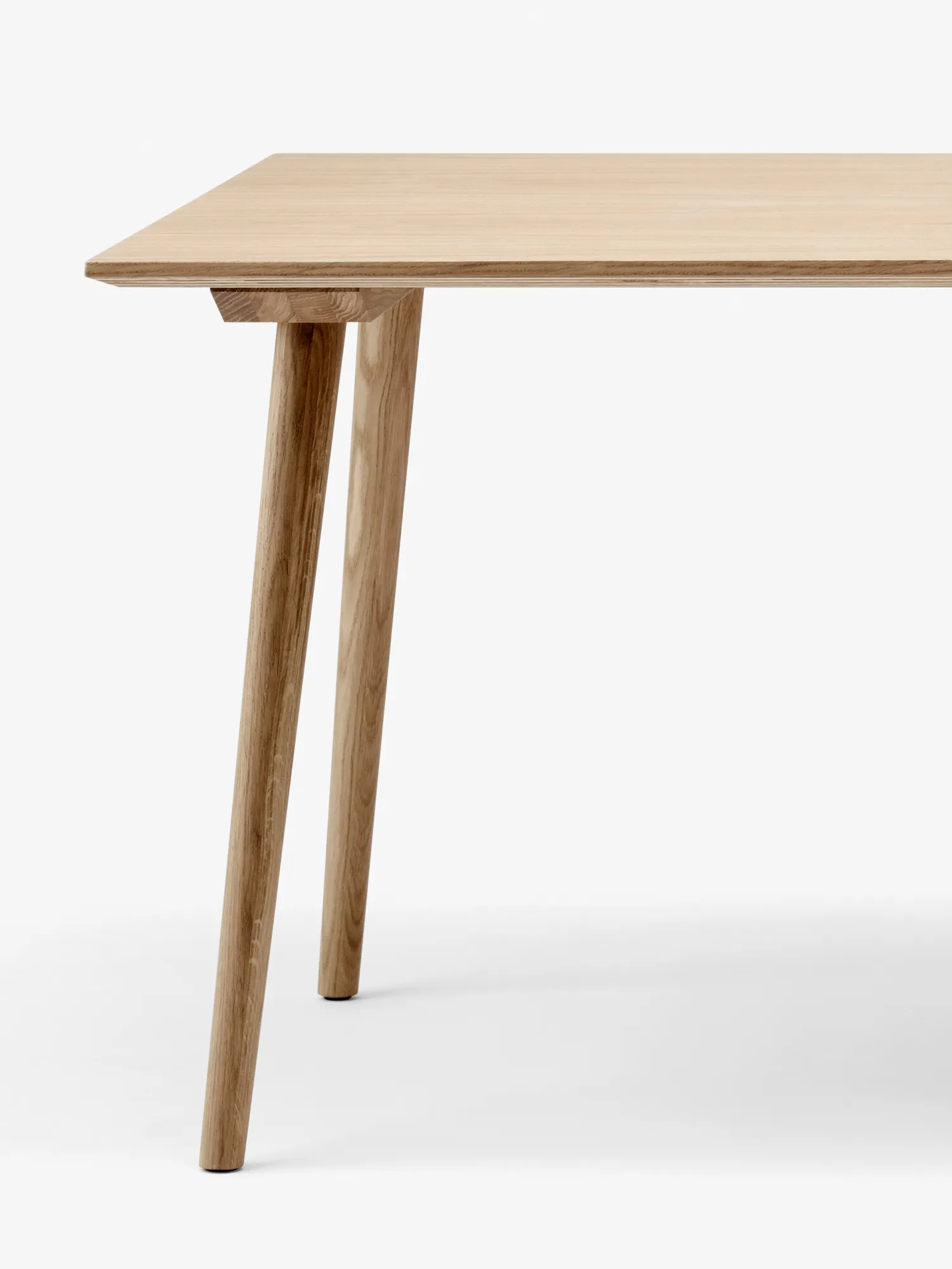 In Between bord SK6, Klarlakkert eik &Tradition