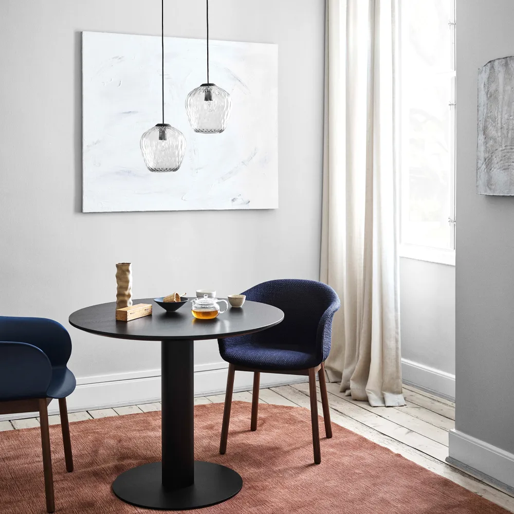 In Between SK11 spisebord, eik oljet, matt sort metallstativ &Tradition