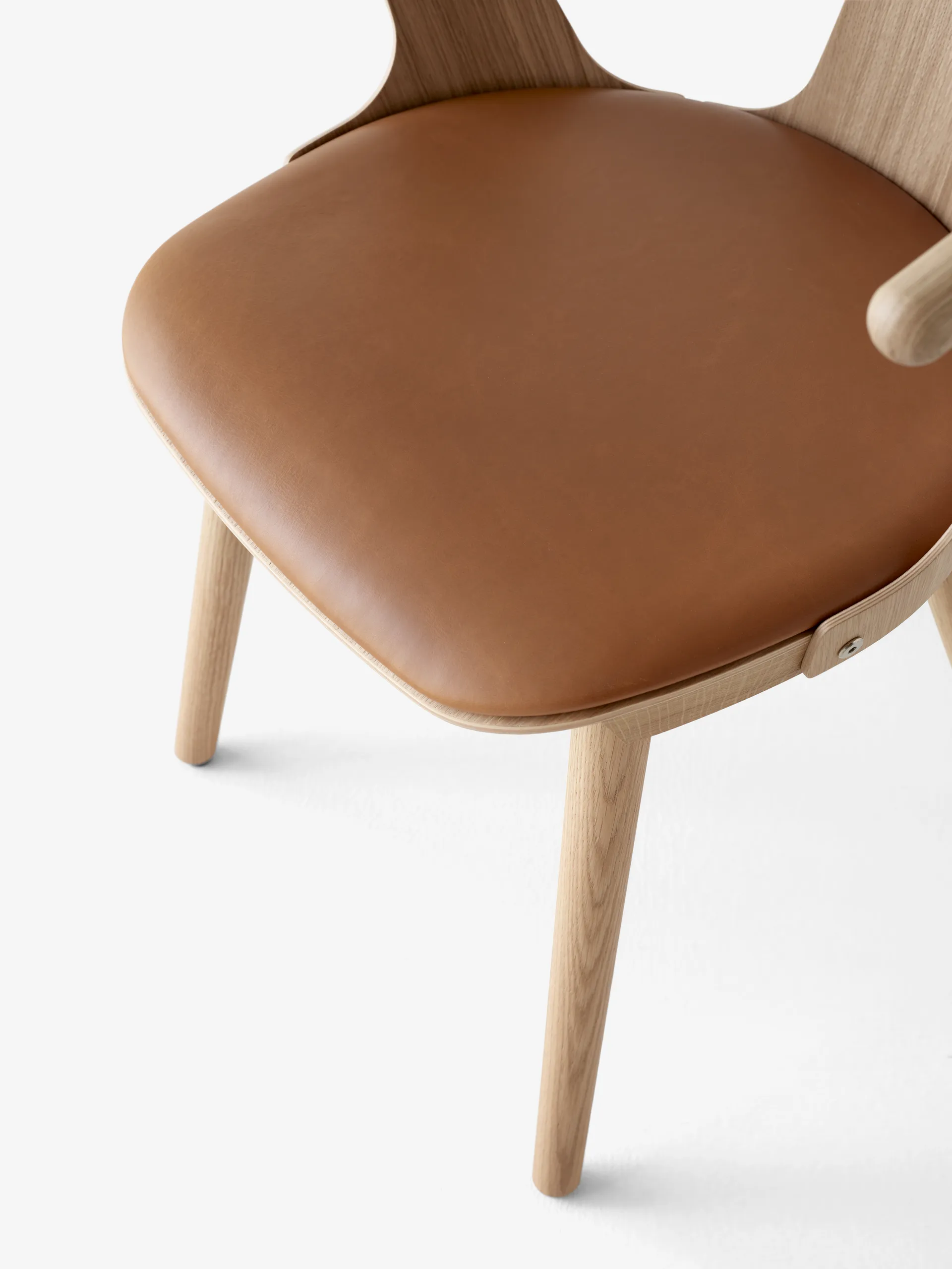 In Between SK2 stol, Oljet eik-Noble cognac leather &Tradition