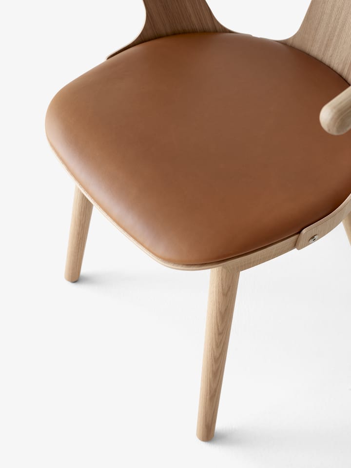 In Between SK2 stol, Oljet eik-Noble cognac leather &Tradition