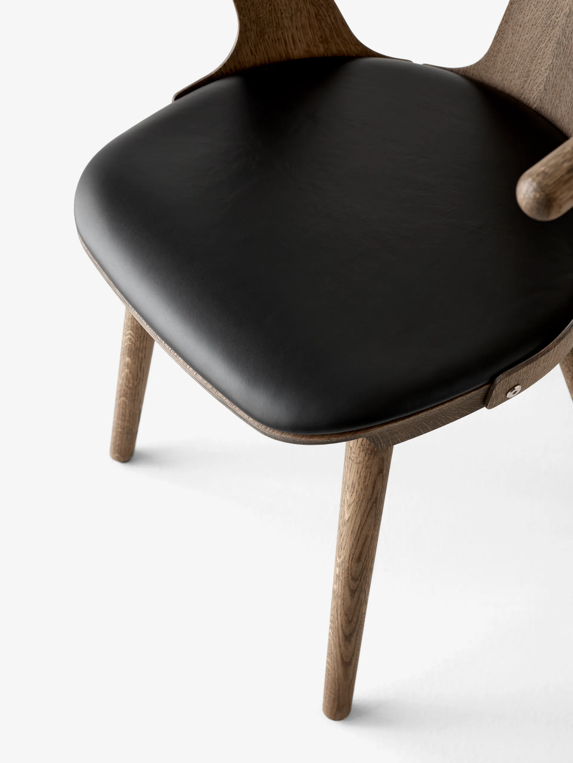 In Between SK2 stol, Røkt oljet eik-Noble black leather &Tradition