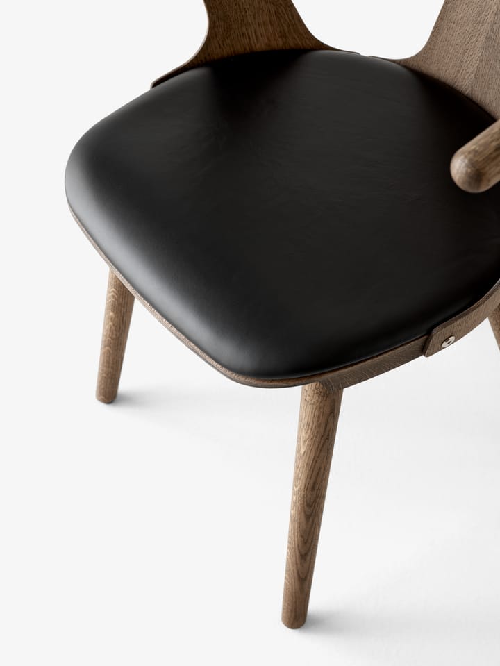 In Between SK2 stol, Røkt oljet eik-Noble black leather &Tradition