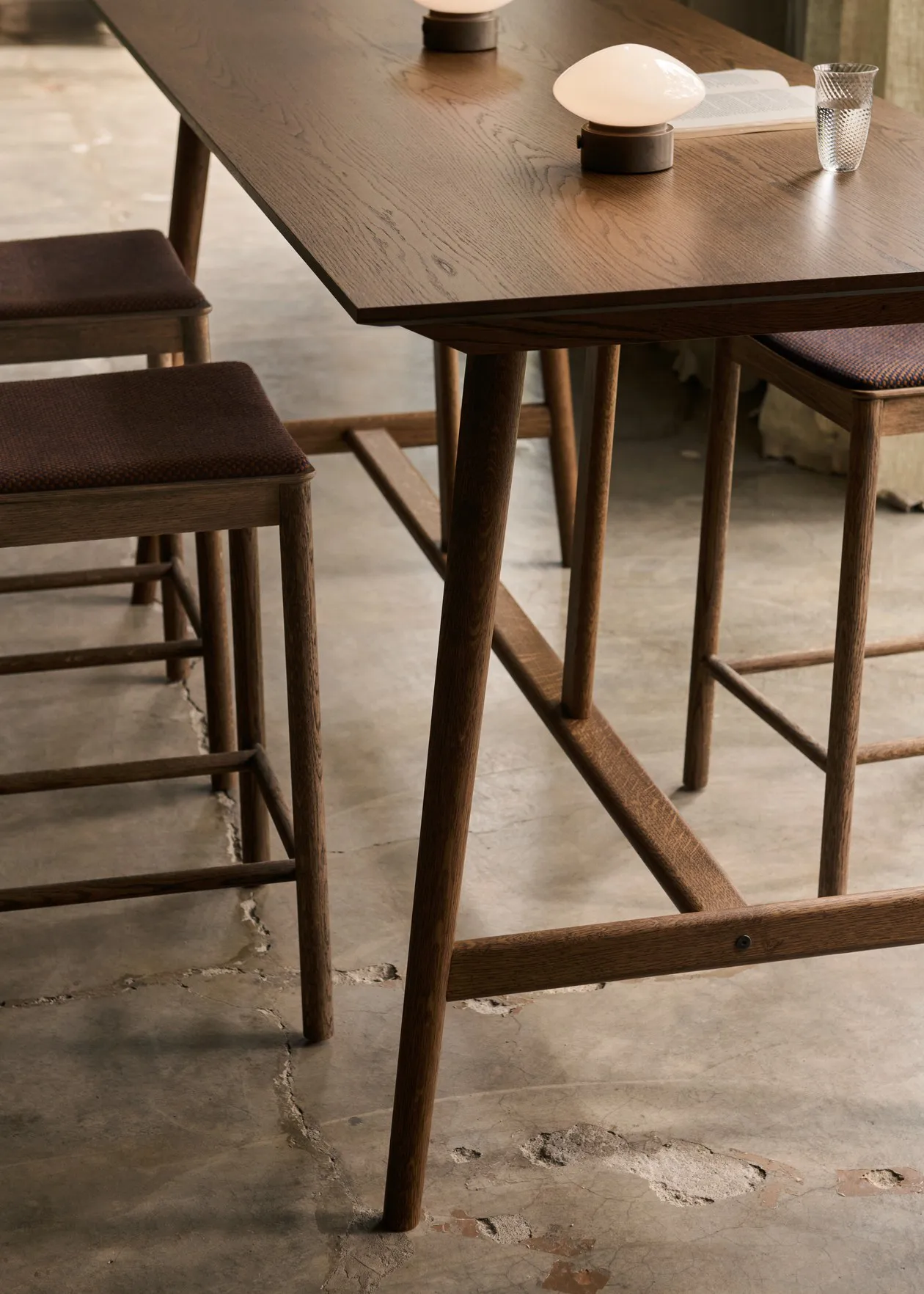 In Between SK26 Counter Table barbord 190x80x95 cm, Røkt eik &Tradition