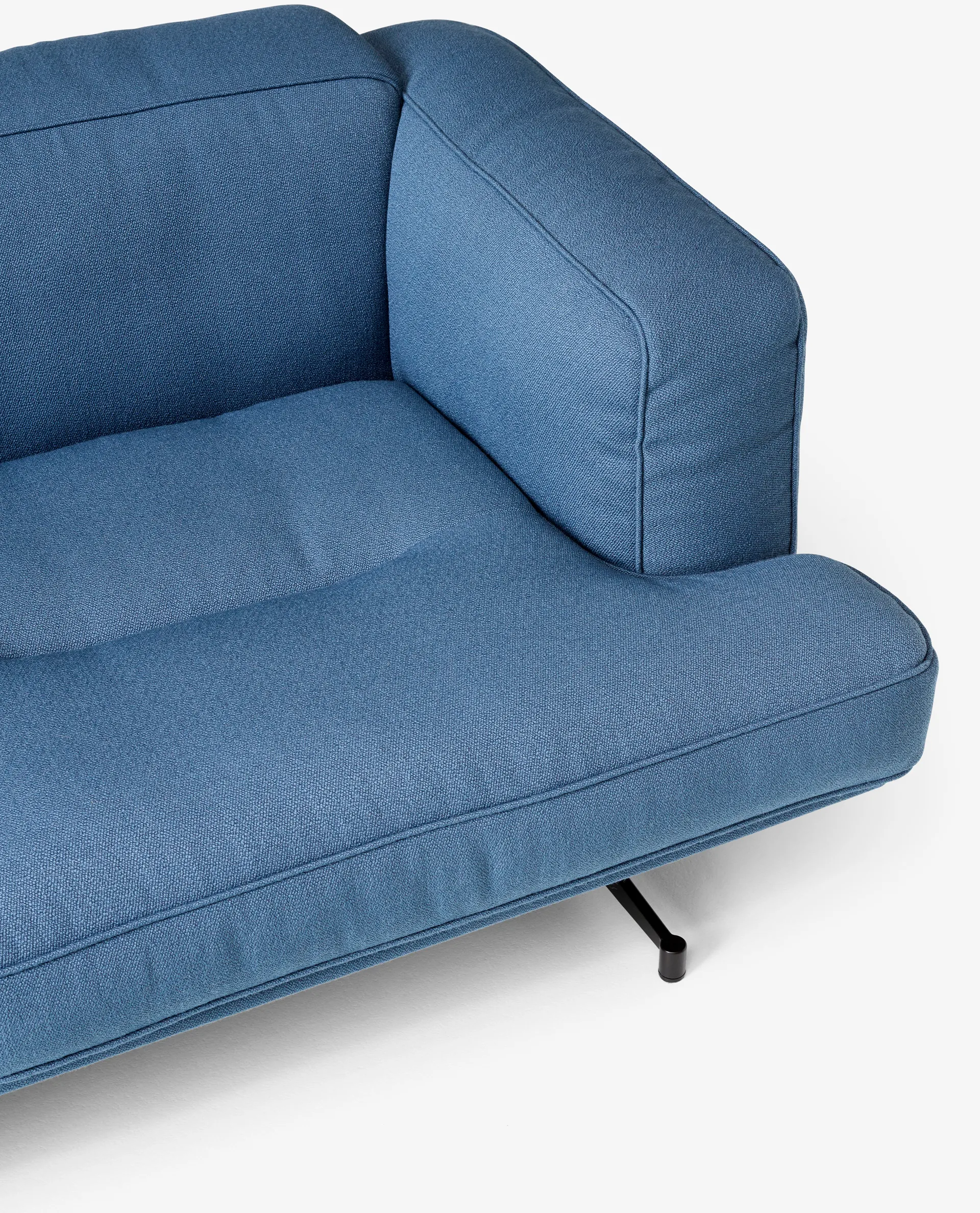 Inland AV23 3-seters sofa, Vidar 4 Denim Blue 733-sorte ben &Tradition