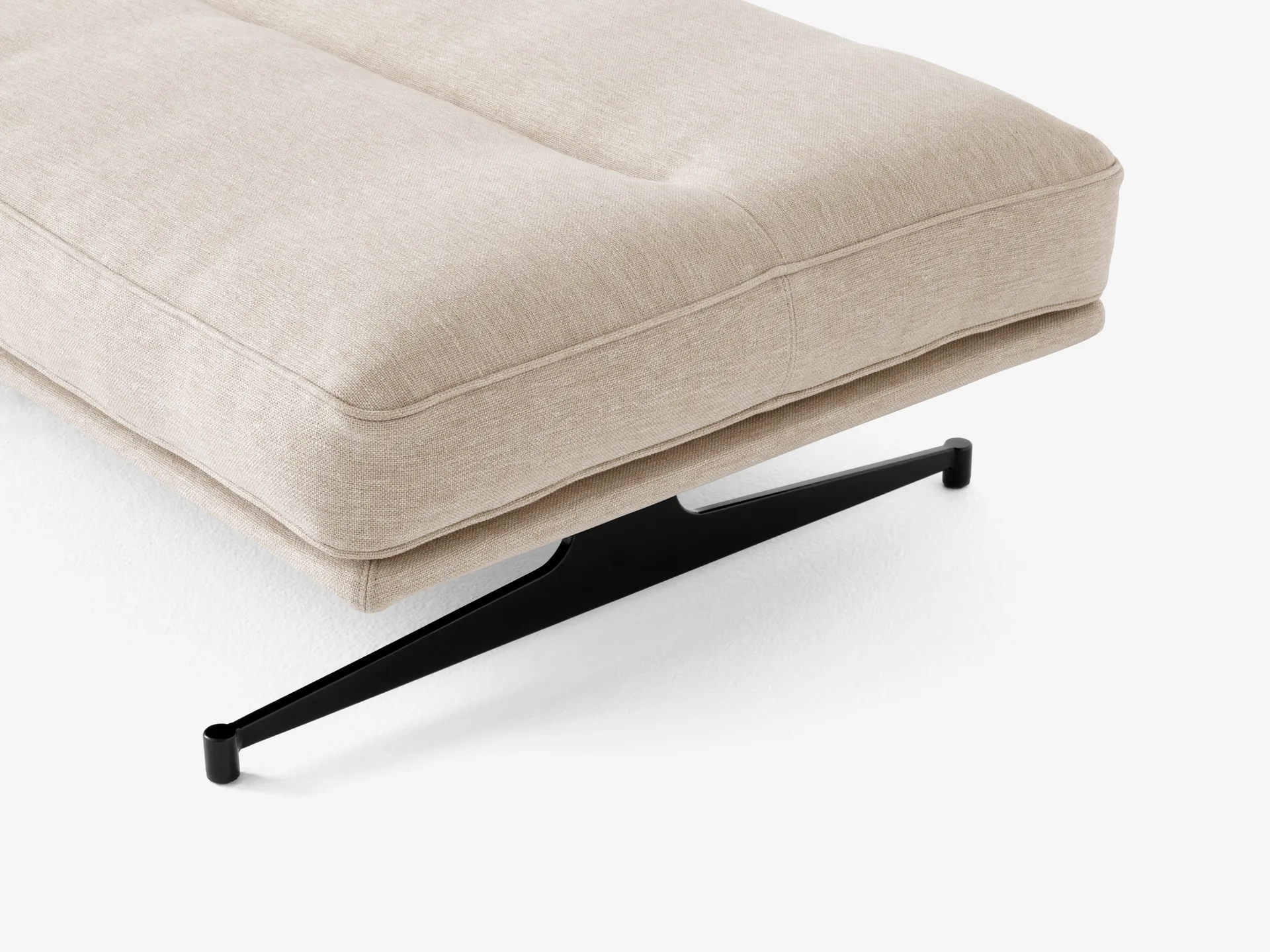 Inland AV32 puff 78 x 113 cm, Clay 0011-warm black &Tradition