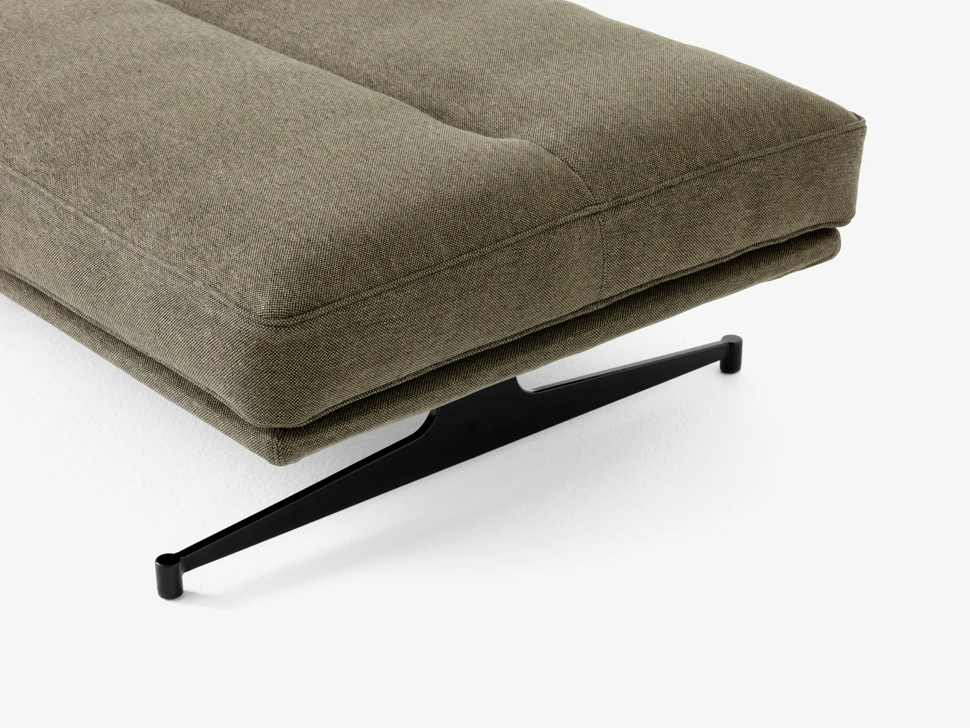 Inland AV32 puff 78 x 113 cm, Clay 0014-warm black &Tradition