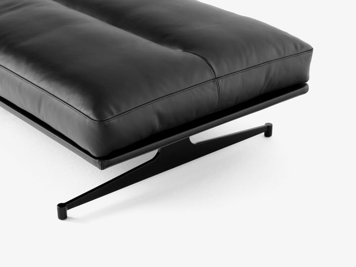 Inland AV32 puff 78 x 113 cm, Noble sort skinn-warm black &Tradition