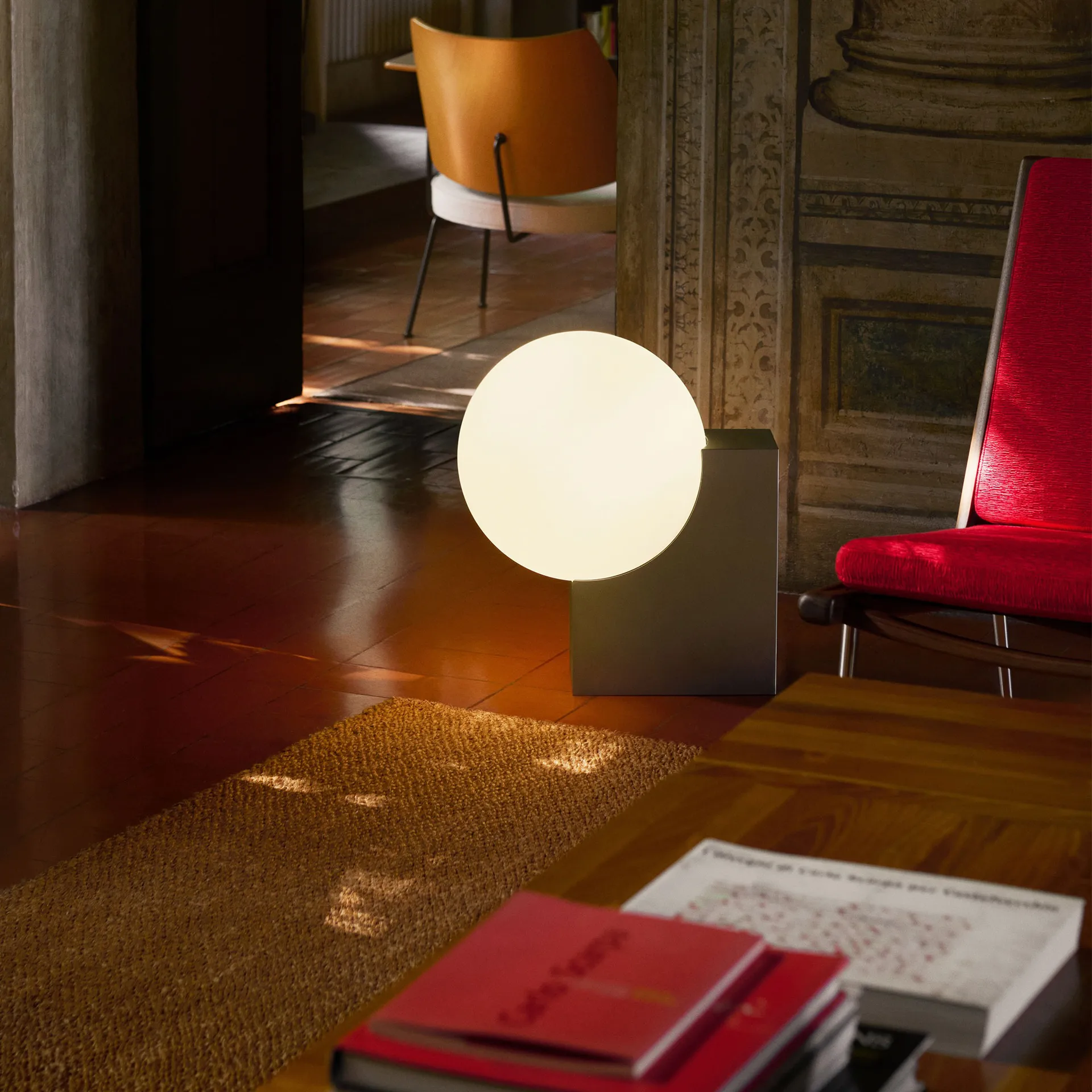 Journey SHY4 gulvlampe, Børstet stål-opalglass &Tradition