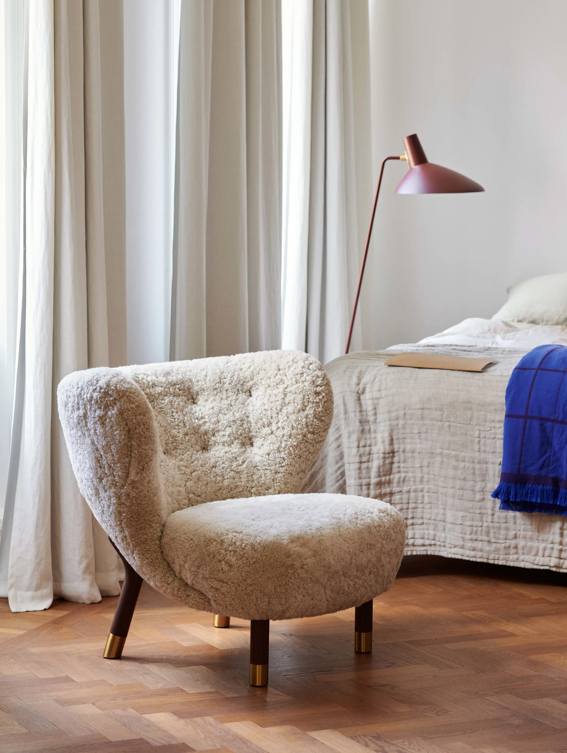 Little Petra VB1 lenestol Limited Edition, Valnøtt, messing-Moonlight &Tradition