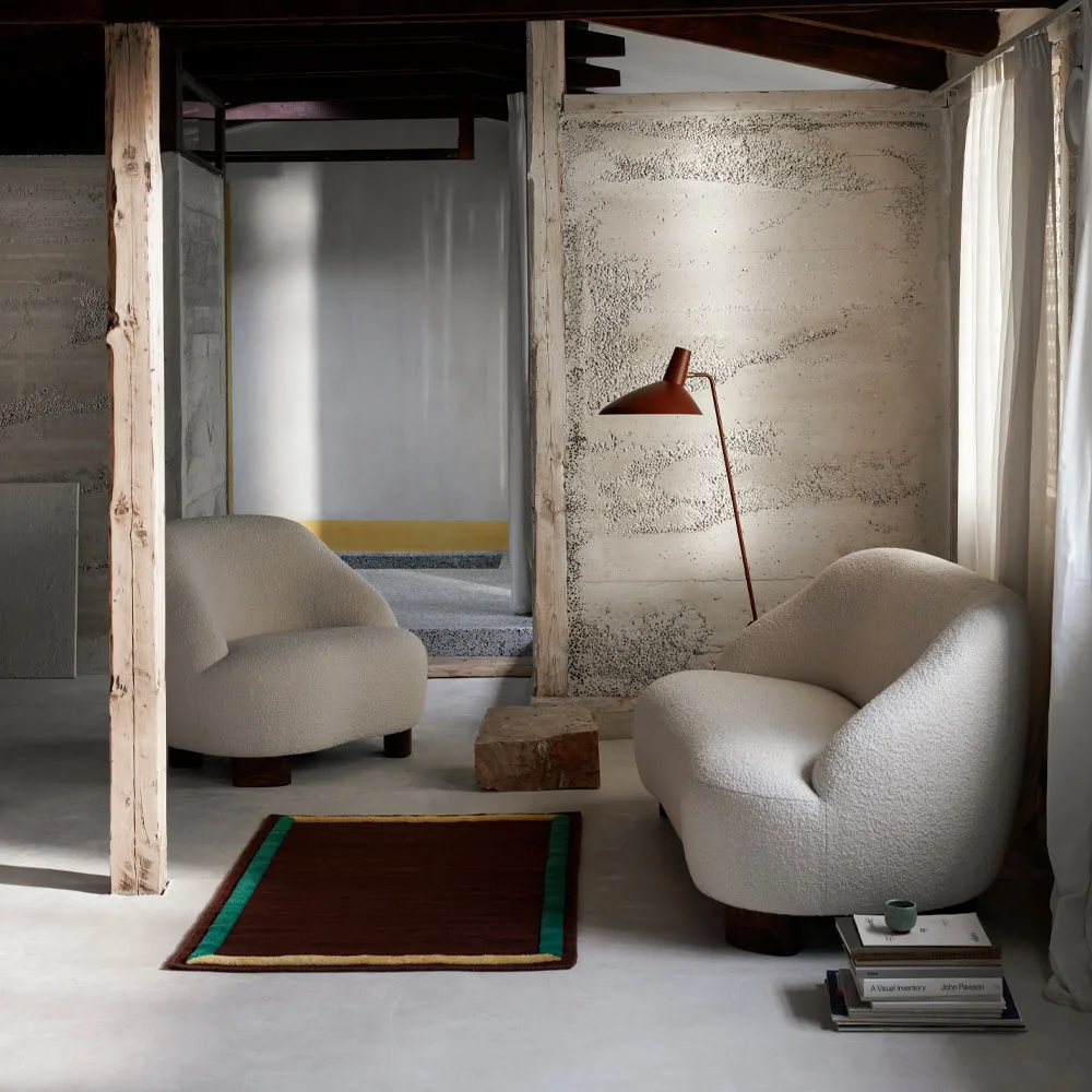 Margas LC1 lenestol, Karakorum 001 hvit-valnøttben &Tradition