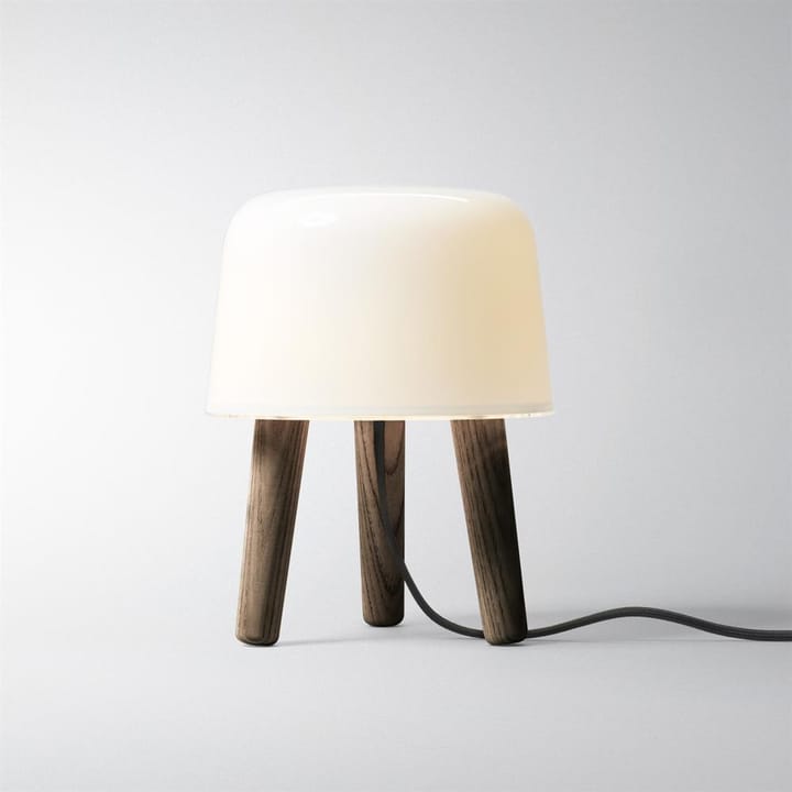Milk gulvlampe, sort ledning og eik bein &Tradition