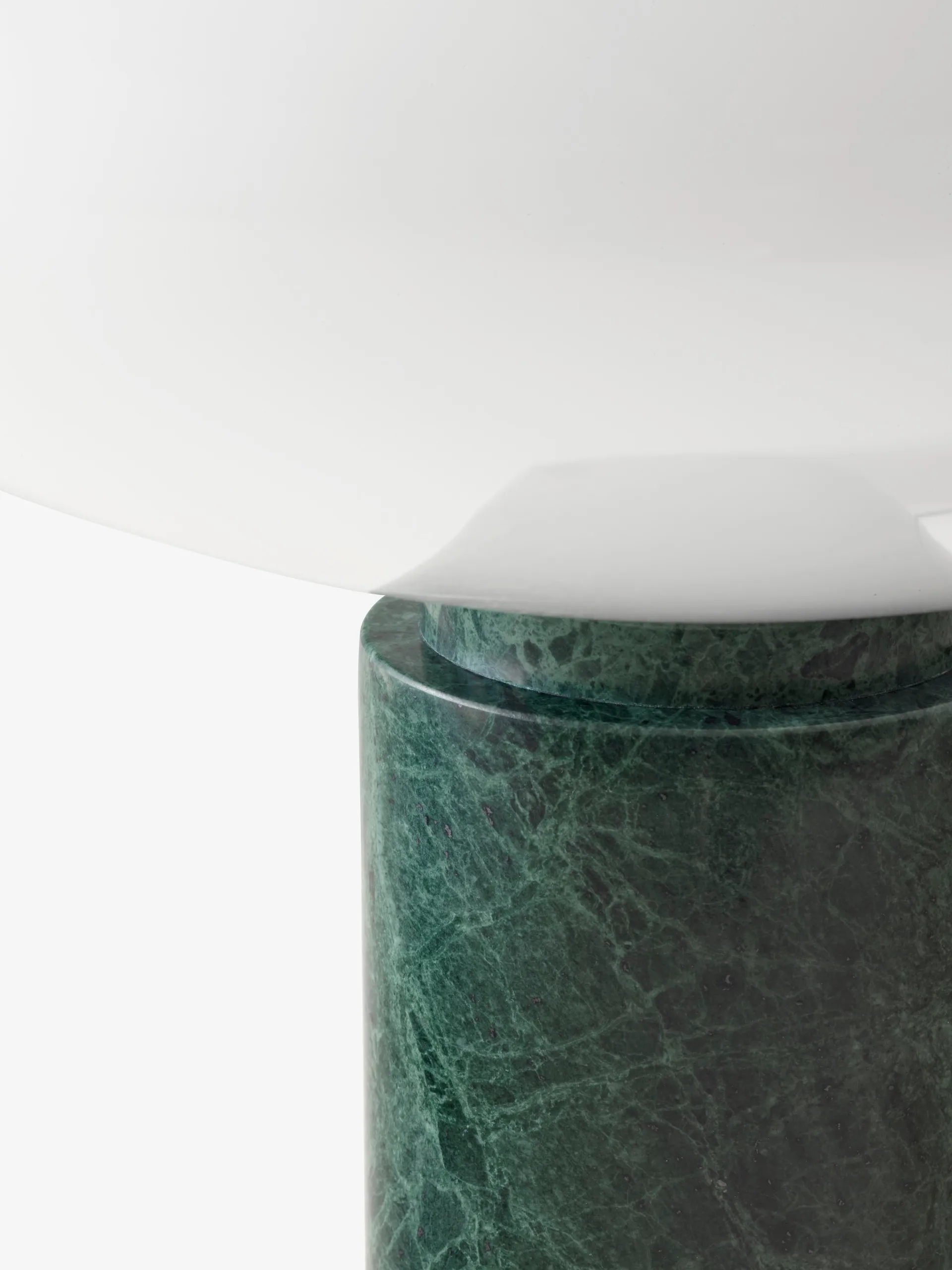 Mist AP17 bordlampe Ø 37 cm, Matt White & Guatemala Verde &Tradition