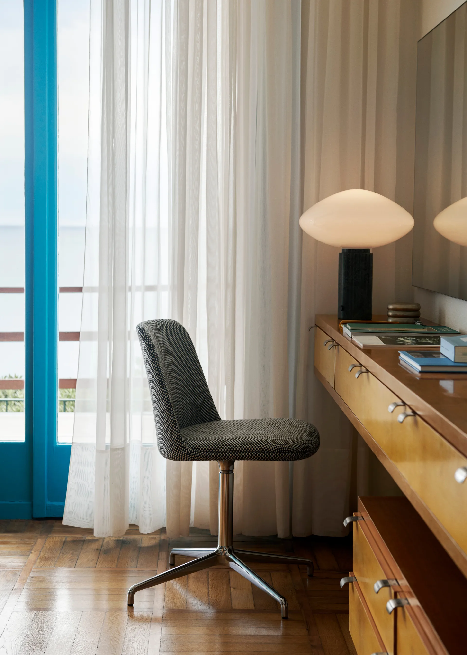 Mist AP17 bordlampe Ø 37 cm, Matt White & Guatemala Verde &Tradition