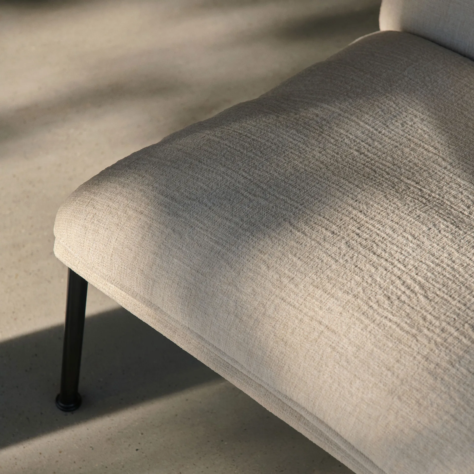 Muno LN16 High back lounge lenestol, Warm black-Cifrado 0221 &Tradition