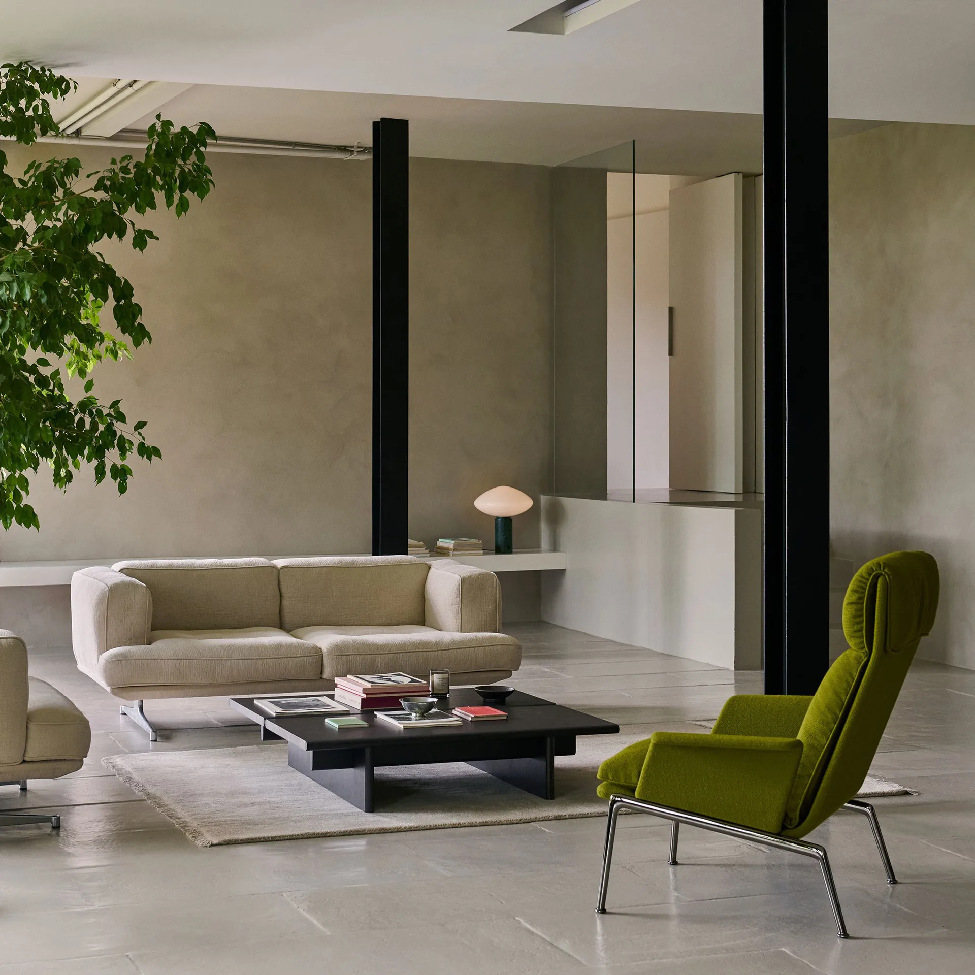 Muno LN17 High back lounge lenestol, Warm black-Vidar 0956 &Tradition