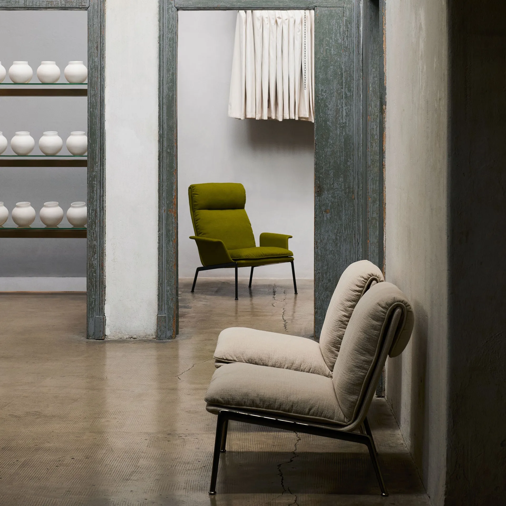 Muno LN17 High back lounge lenestol, Warm black-Vidar 0956 &Tradition