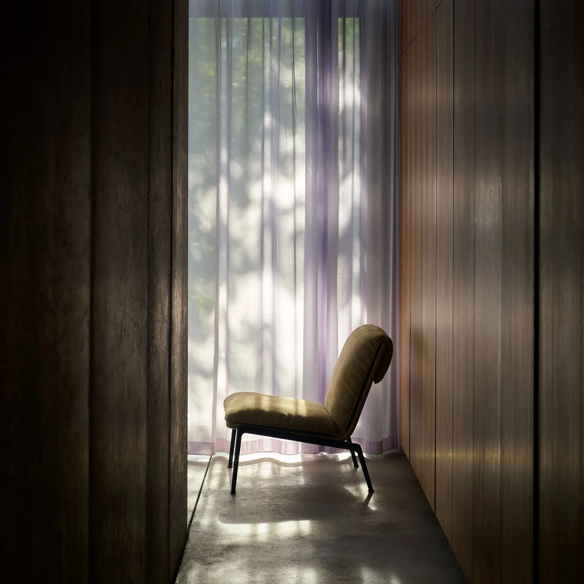 Muno LN18 lounge lenestol, Warm black-Clay 0007 &Tradition