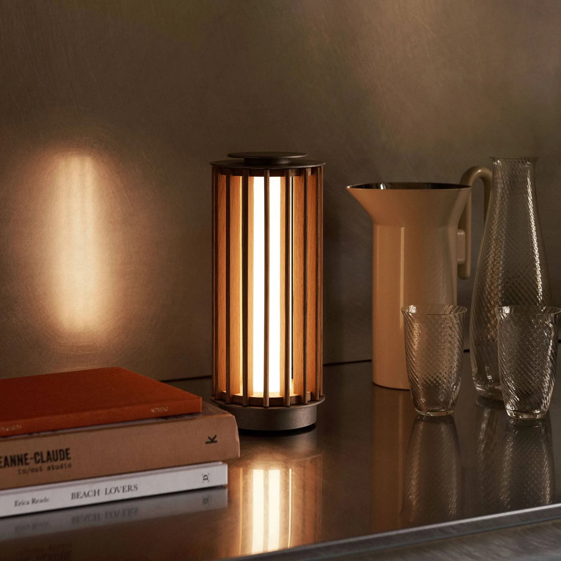 Numbra TY3 portabel bordlampe, Lakkert eik-trumlet aluminium &Tradition