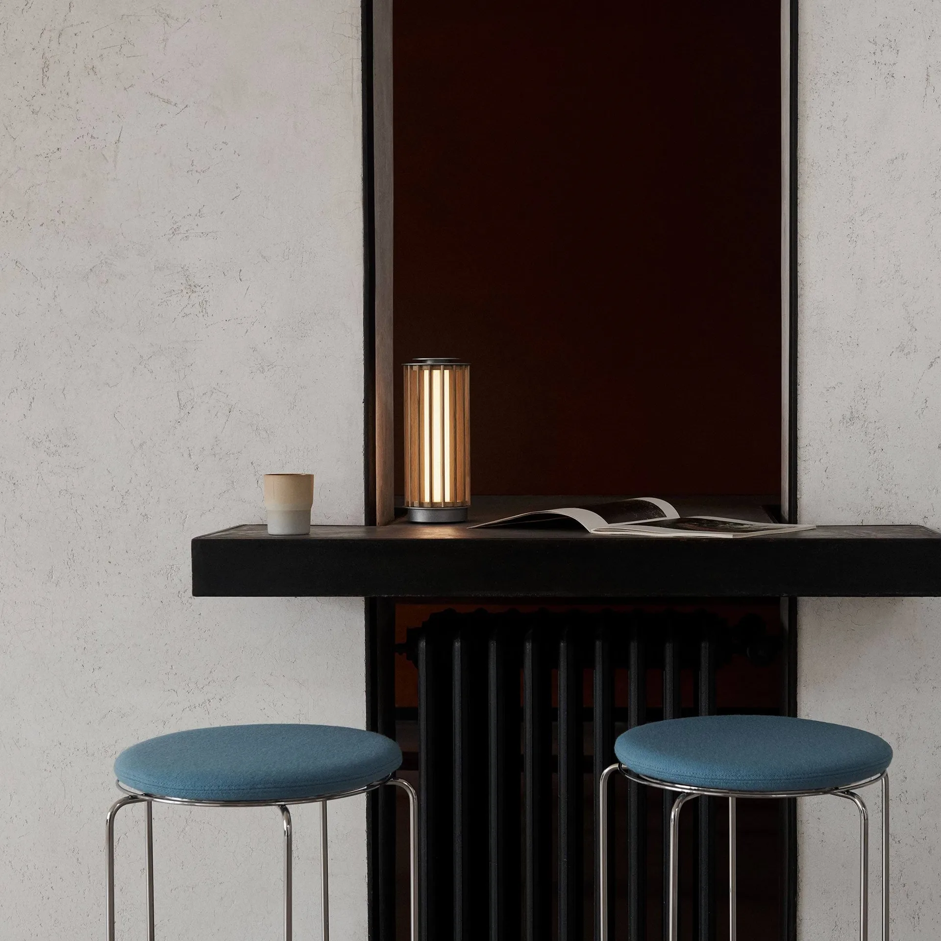 Numbra TY3 portabel bordlampe, Lakkert eik-trumlet aluminium &Tradition