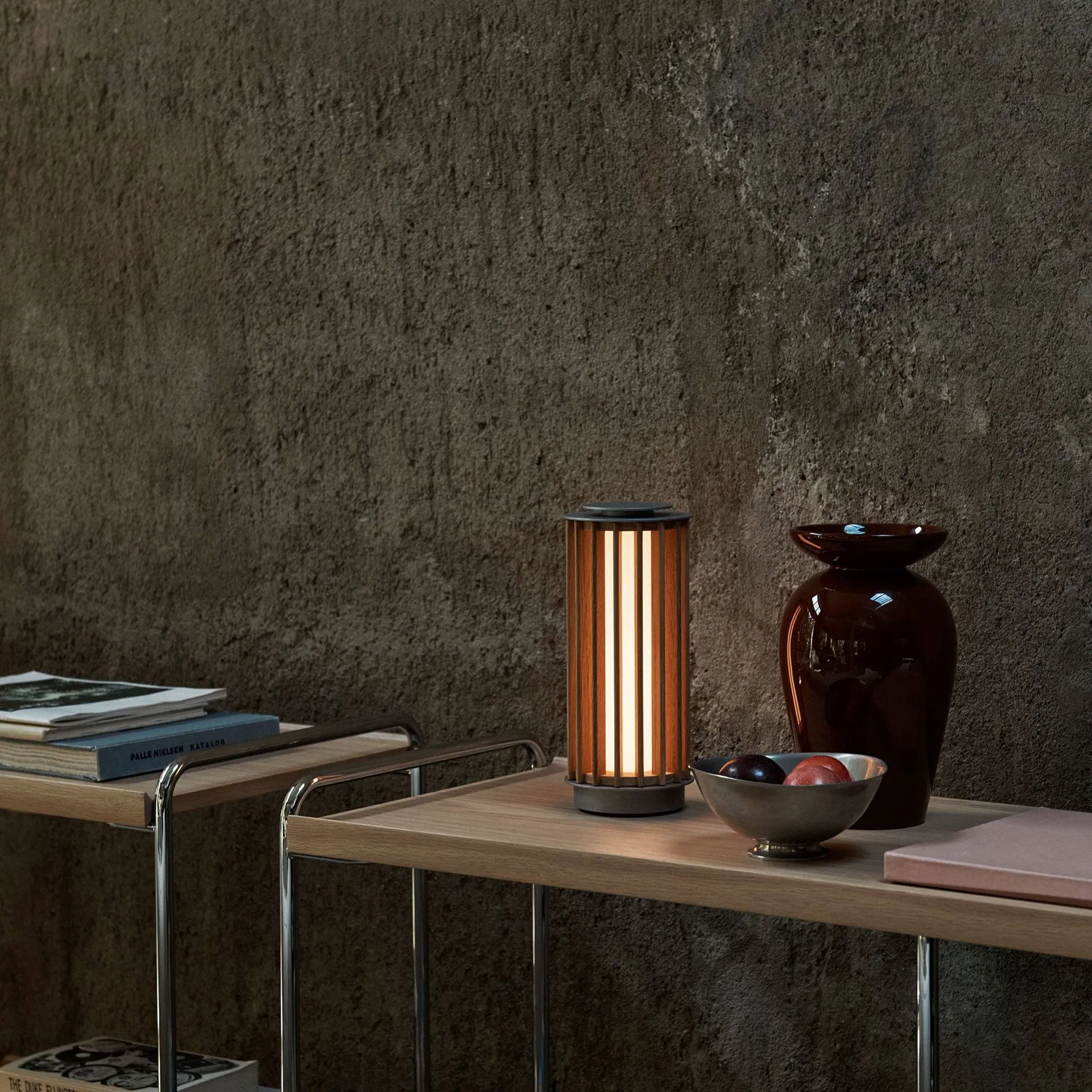 Numbra TY3 portabel bordlampe, Lakkert eik-trumlet aluminium &Tradition