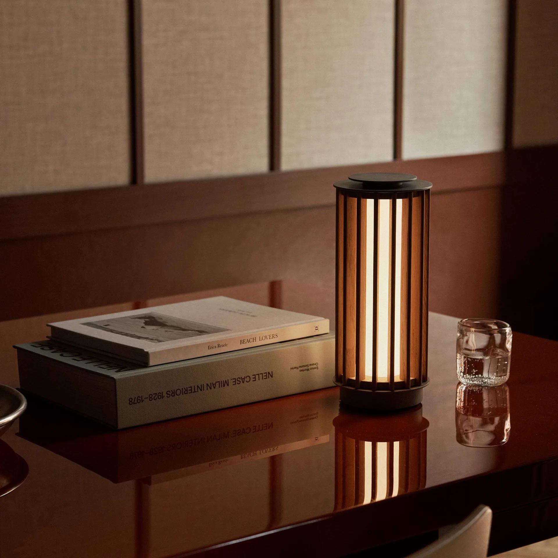 Numbra TY3 portabel bordlampe, Lakkert eik-trumlet aluminium &Tradition