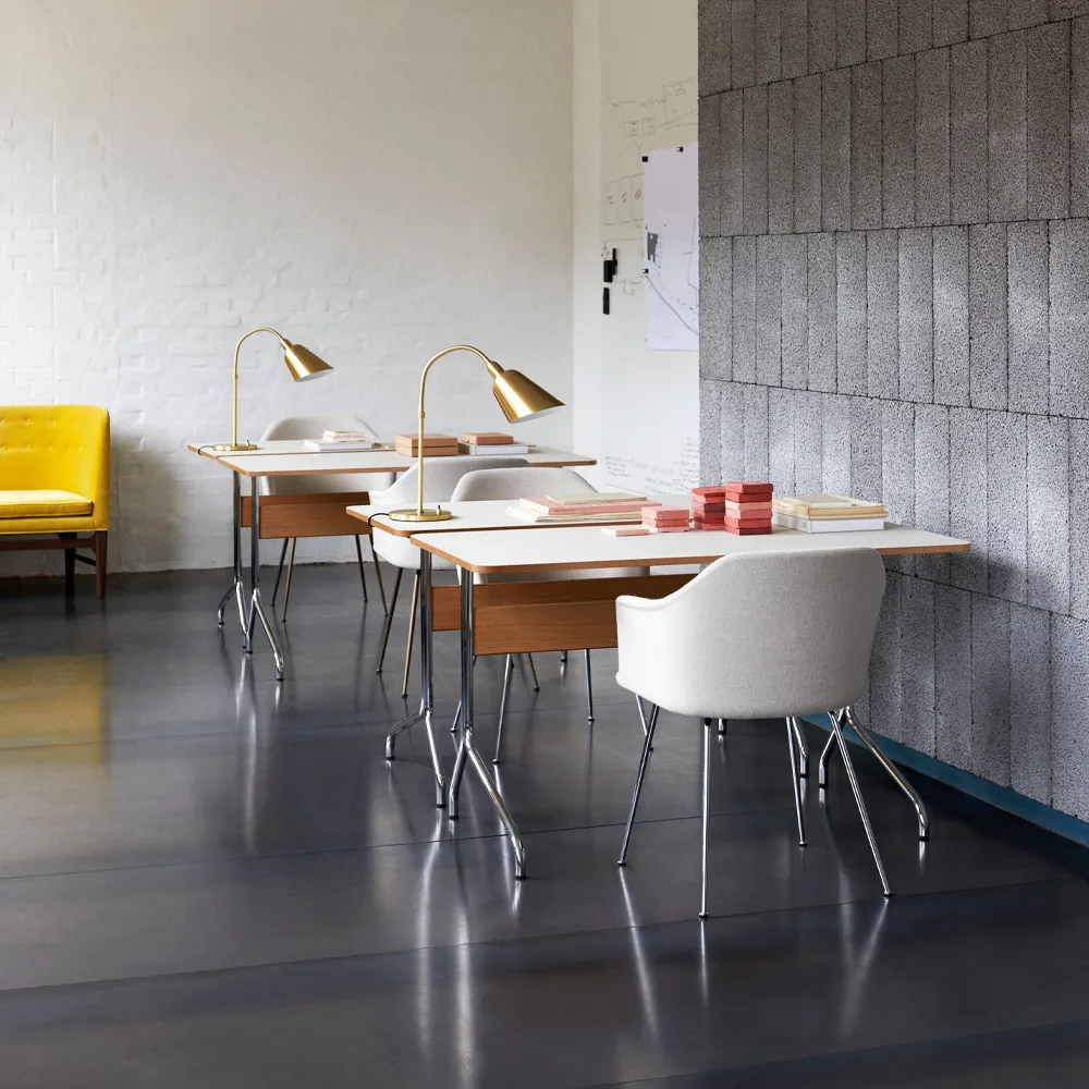 Pavilion AV16 skrivebord, black linoleum, sortlakkert eik, sorte ben &Tradition