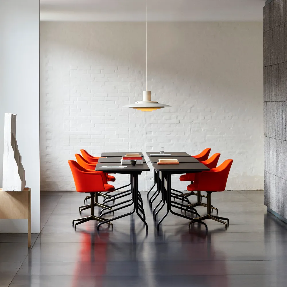 Pavilion AV16 skrivebord, black linoleum, sortlakkert eik, sorte ben &Tradition