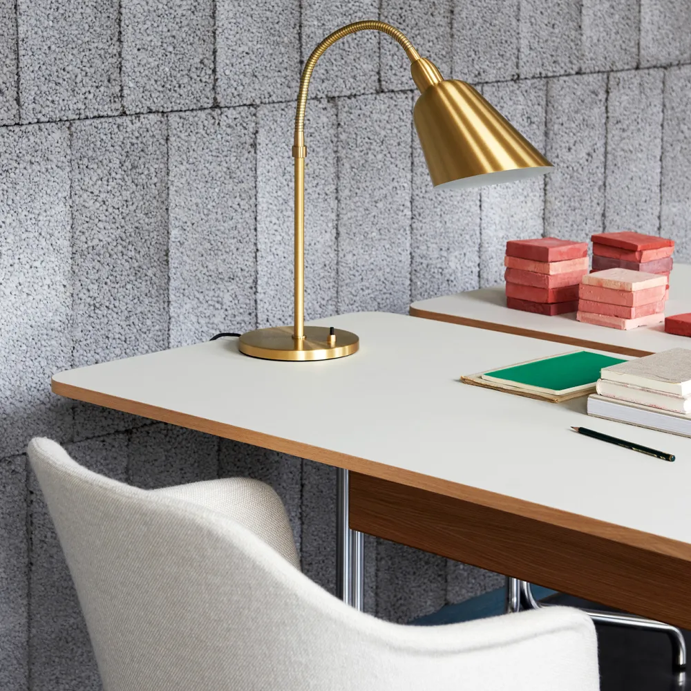 Pavilion AV16 skrivebord, black linoleum, sortlakkert eik, sorte ben &Tradition