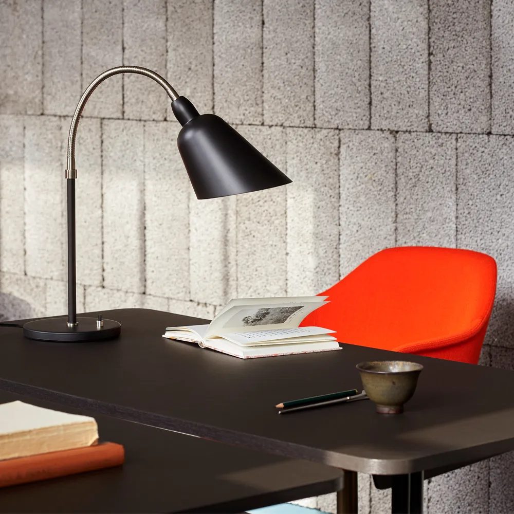 Pavilion AV16 skrivebord, black linoleum, sortlakkert eik, sorte ben &Tradition