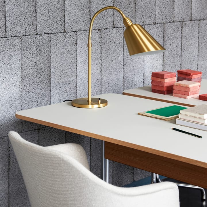 Pavilion AV16 skrivebord, iron linoleum, lakkert valnøtt, kromben &Tradition