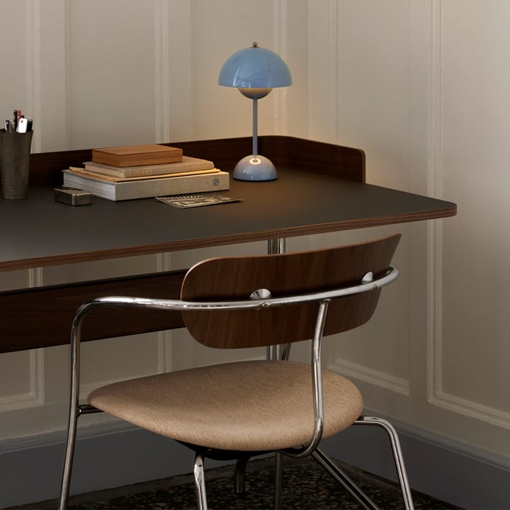 Pavilion AV17 skrivebord, iron linoleum, lakkert valnøtt, kromben &Tradition