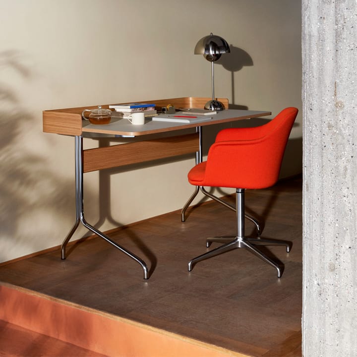 Pavilion AV17 skrivebord, mushroom linoleum, lakkert eik, kromben &Tradition