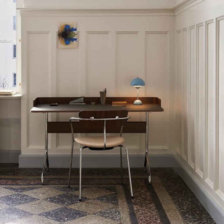 Pavilion AV17 skrivebord, mushroom linoleum, lakkert eik, kromben &Tradition
