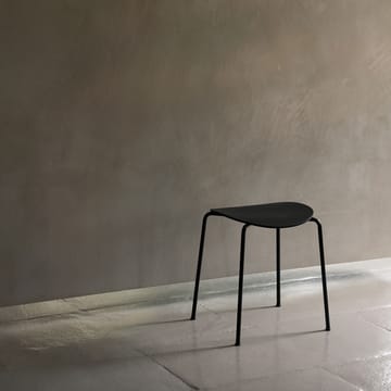 Pavilion AV36 krakk - Black-black lacquered oak - &Tradition