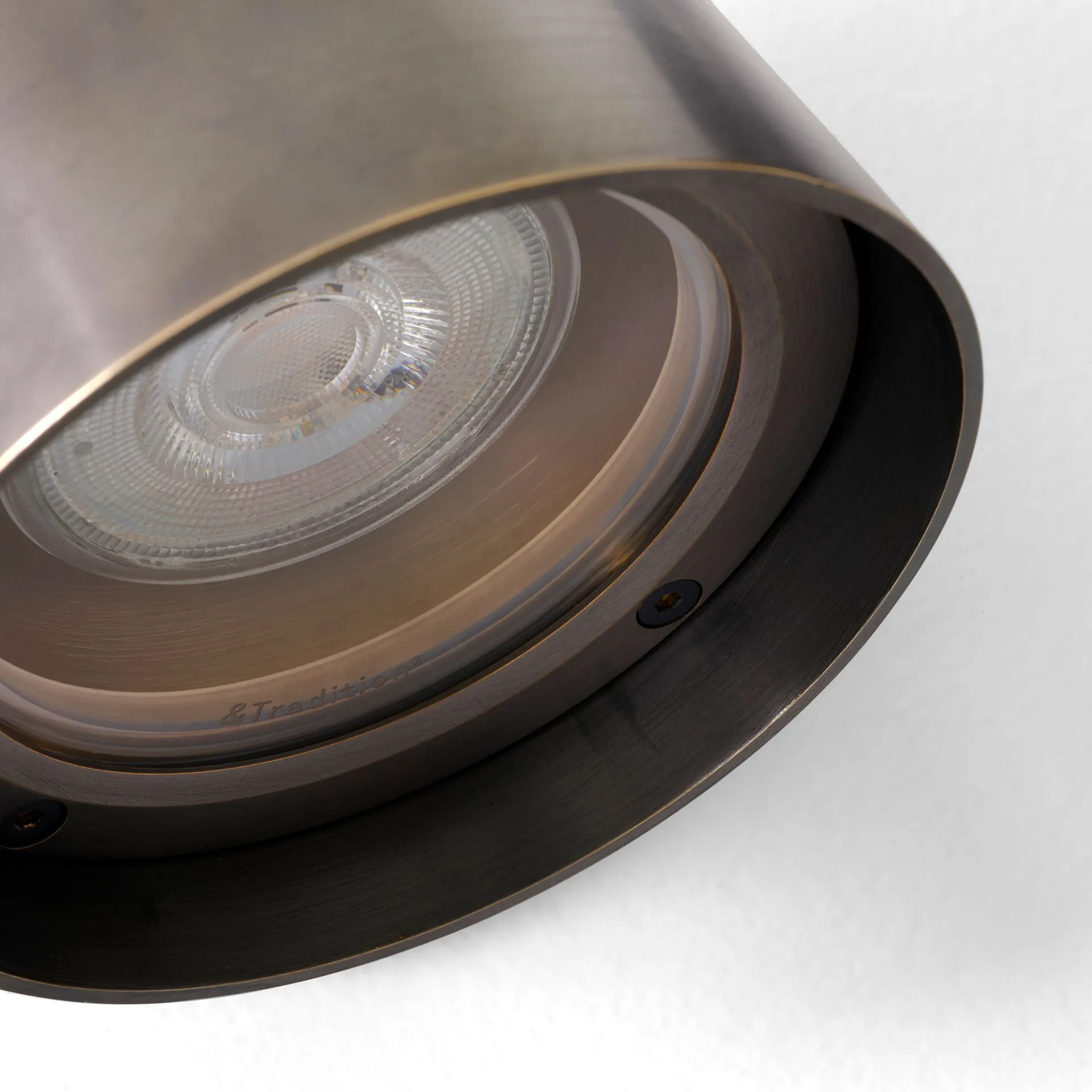 Solid SC105 vegglampe, Bronzed brass &Tradition