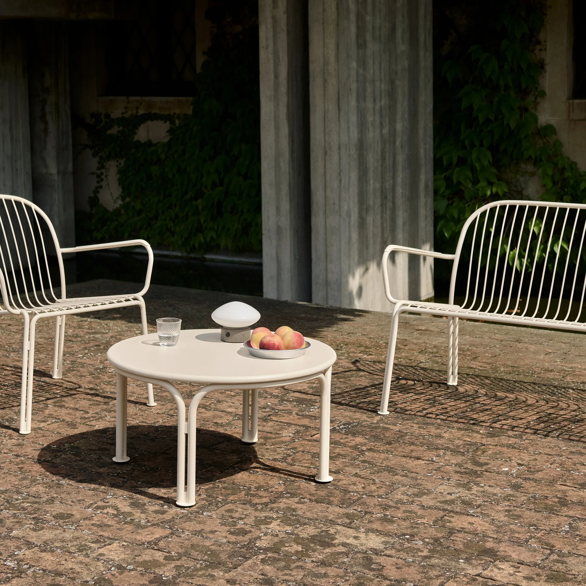 Thorvald SC108 sofabord, Ivory, Ø70 cm &Tradition