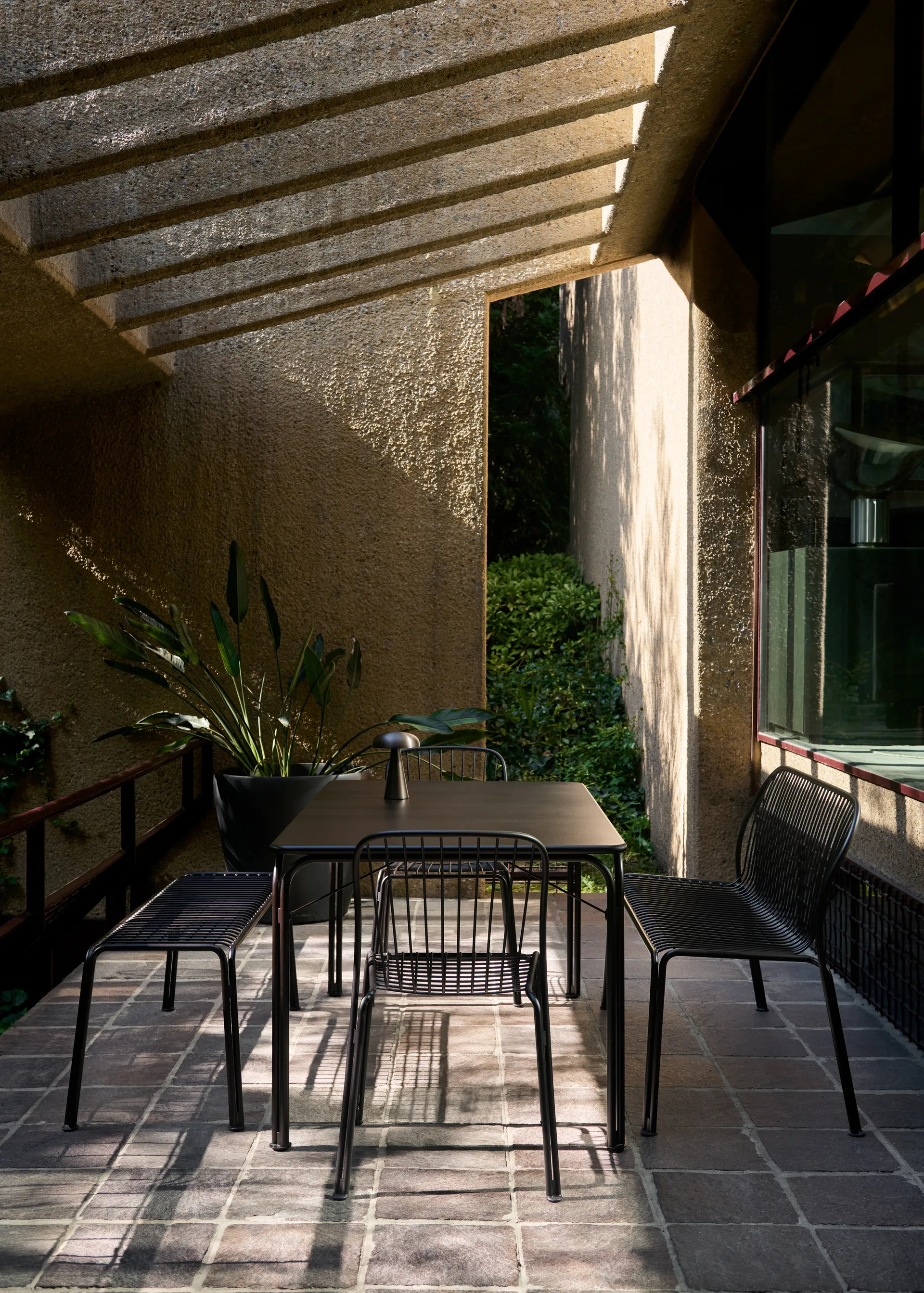 Thorvald SC111 benk, Warm black, 129 cm &Tradition