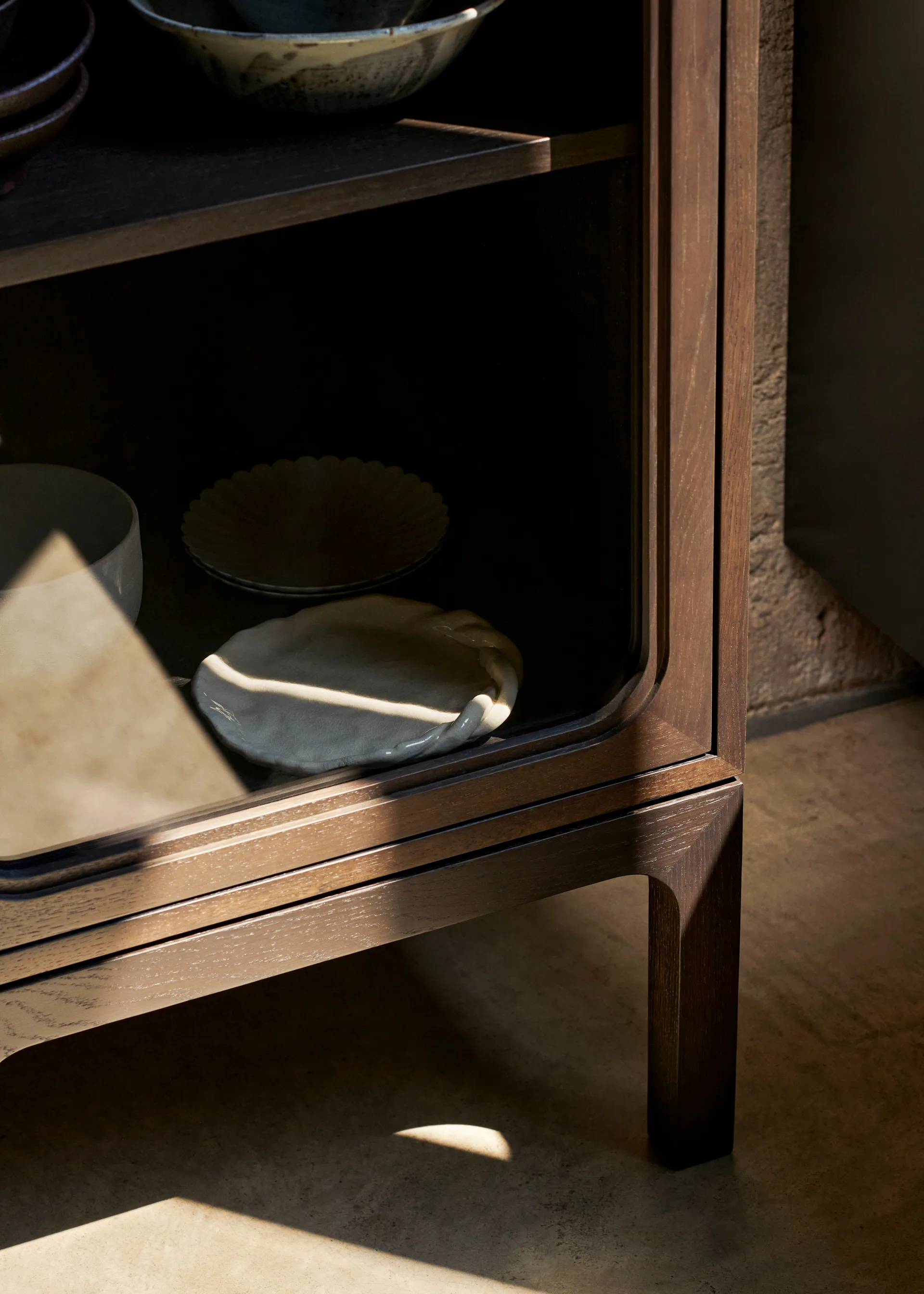 Trace SC87 vitrineskap 50 x 192 x 40 cm, Dark stained oak &Tradition