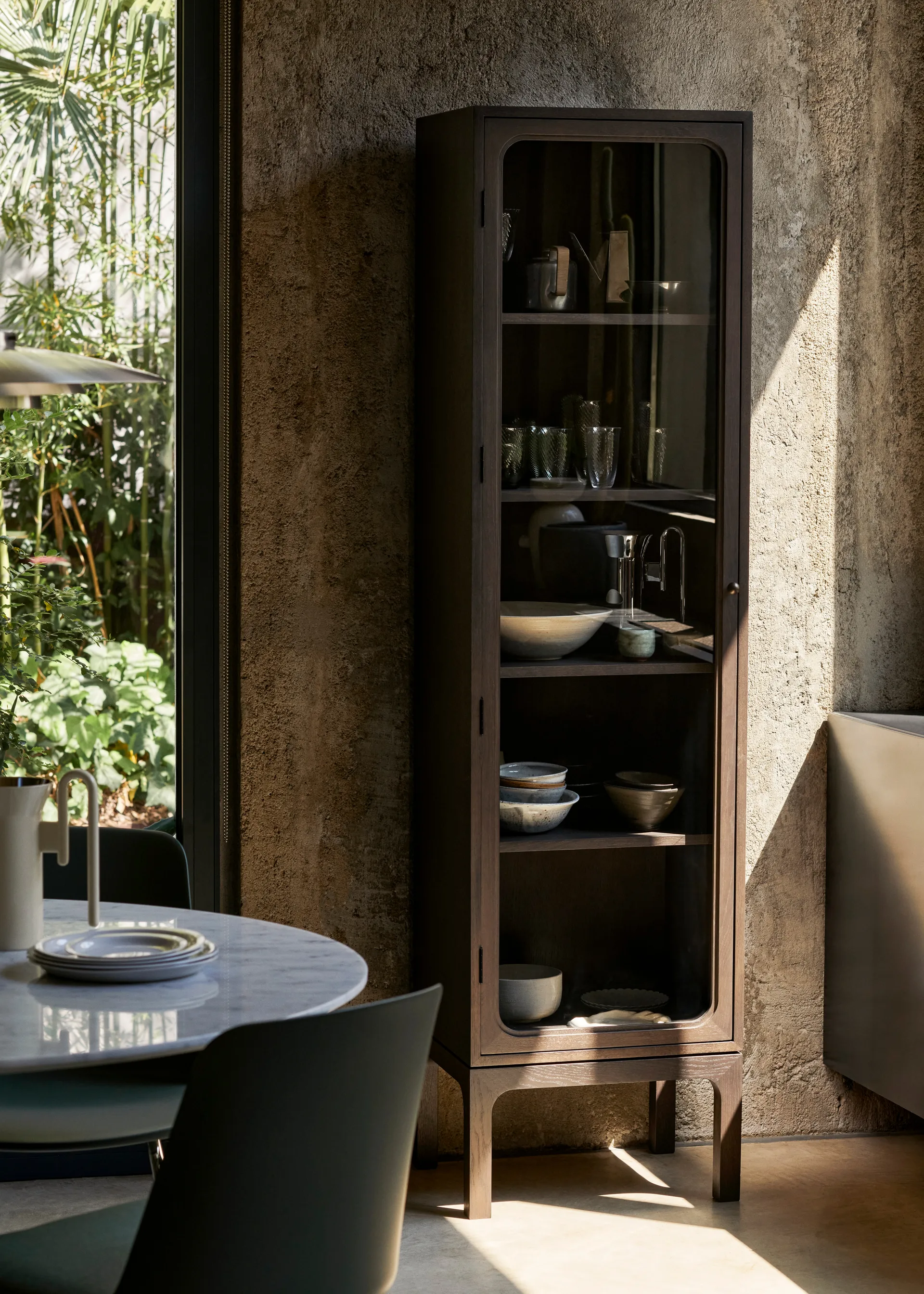 Trace SC87 vitrineskap 50 x 192 x 40 cm, Dark stained oak &Tradition