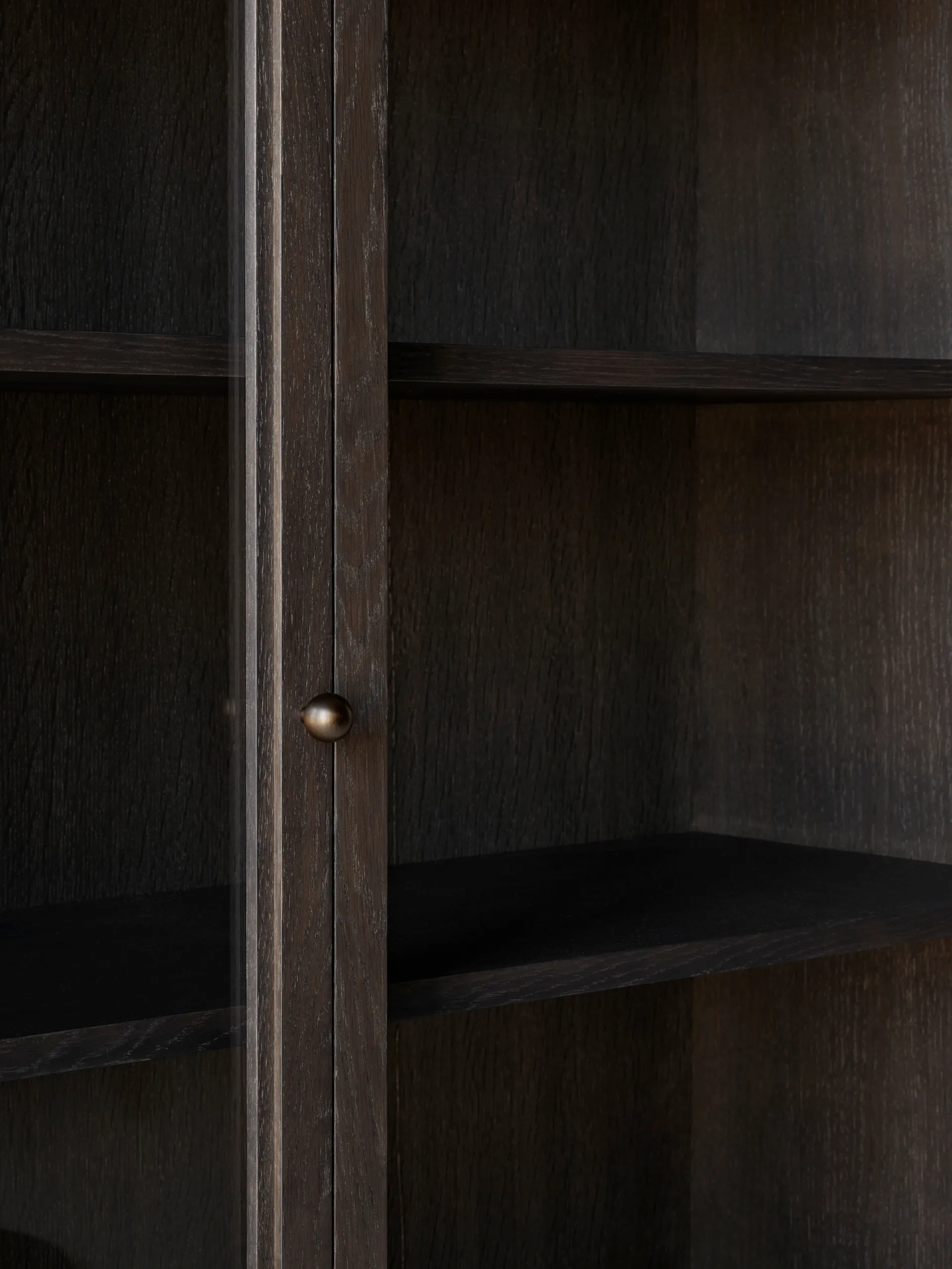 Trace SC88 vitrineskap 120 x 192 x 40 cm, Dark stained oak &Tradition
