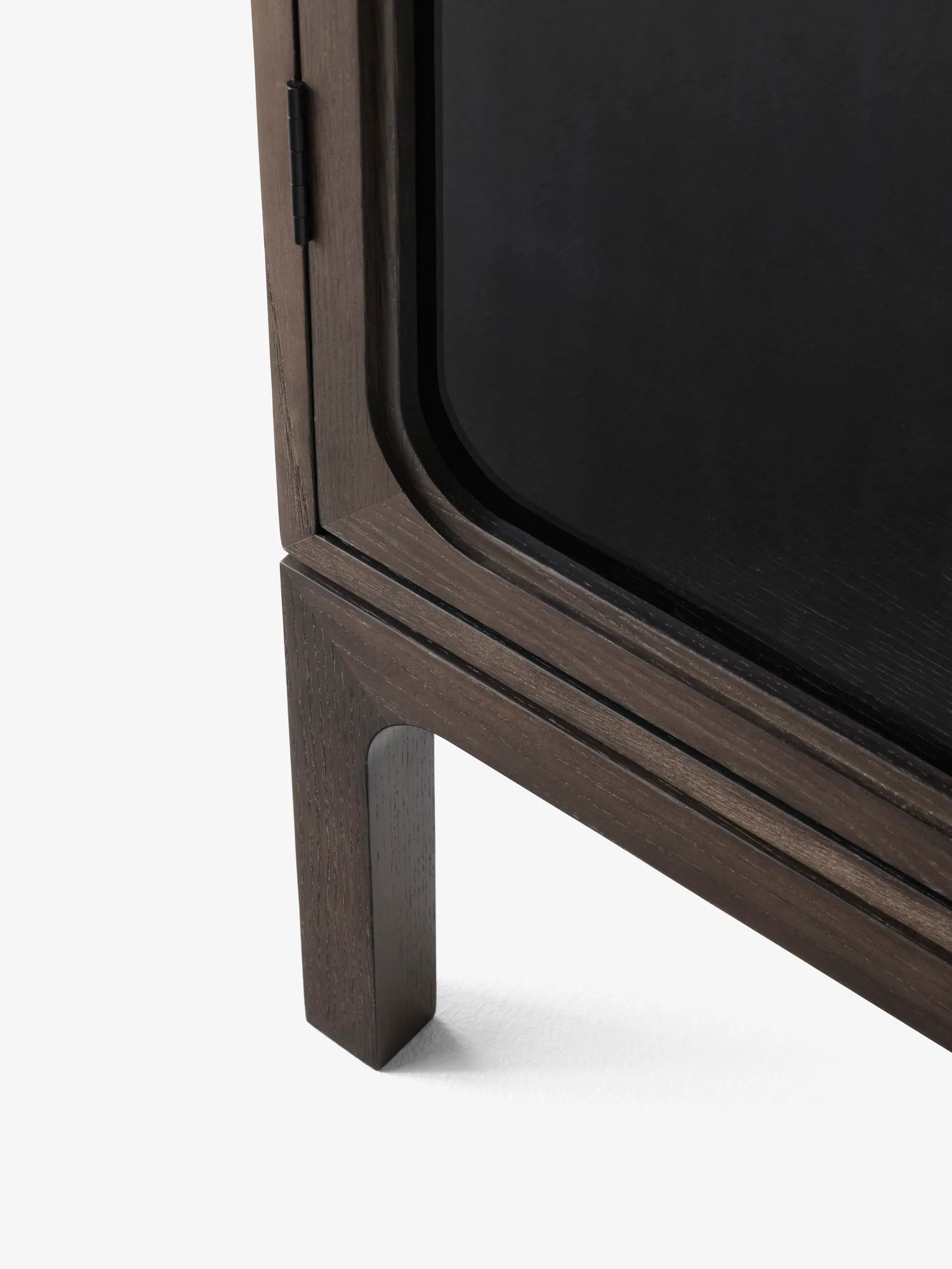 Trace SC88 vitrineskap 120 x 192 x 40 cm, Dark stained oak &Tradition