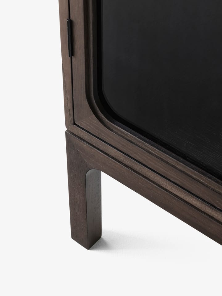 Trace SC88 vitrineskap 120 x 192 x 40 cm, Dark stained oak &Tradition
