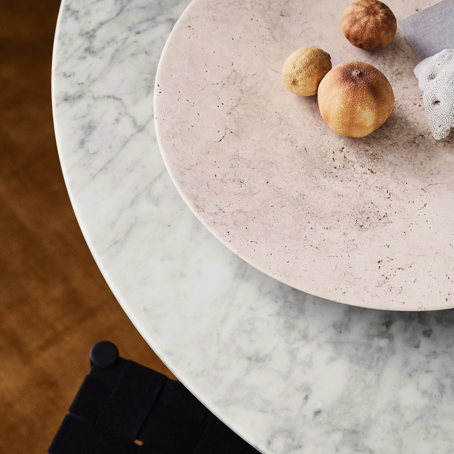 Travertine tallerken SC55, Ø50 cm &Tradition