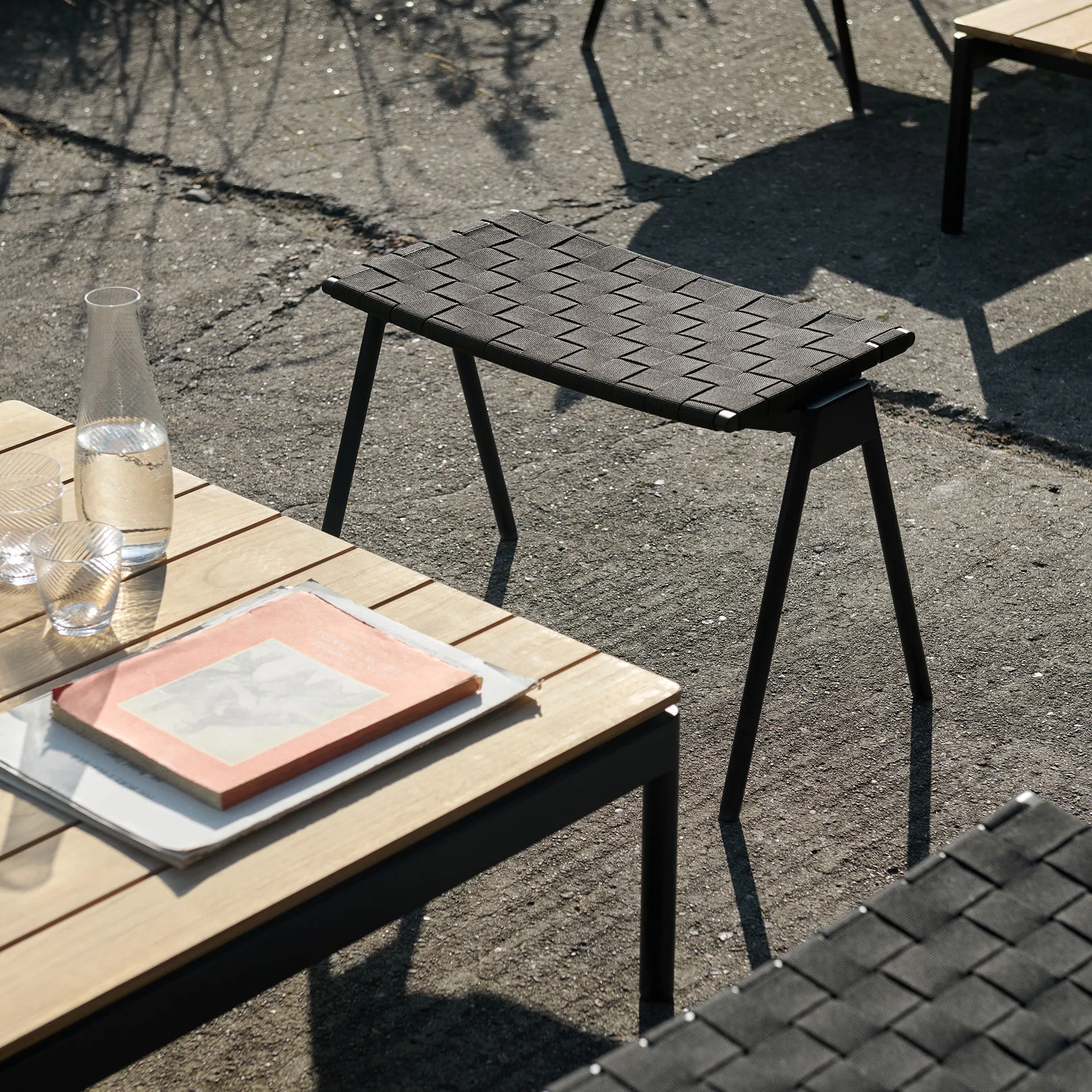 Ville Outdoor AV46 fotskammel, Warm black &Tradition