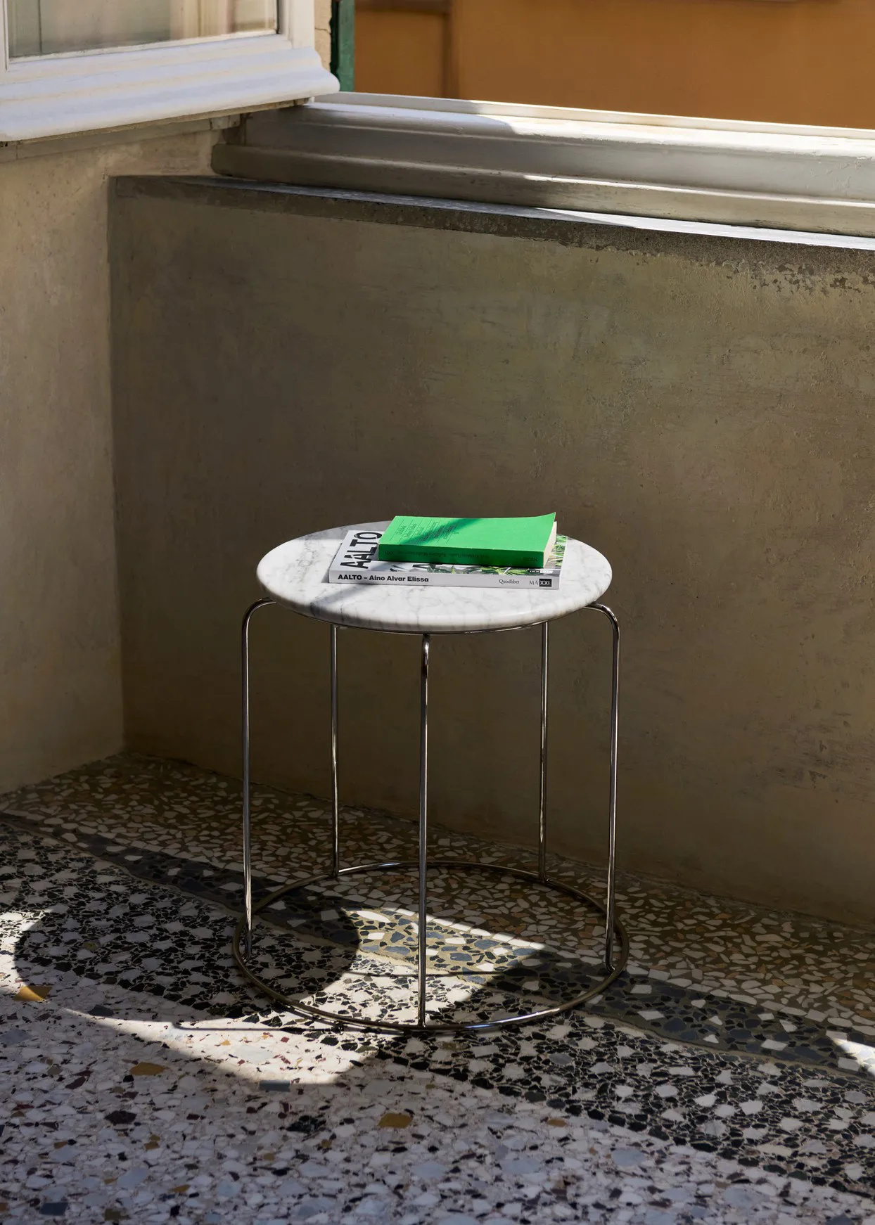 Wire Stool VP11 bordplate Ø38 cm, Marmor Bianco Carrara &Tradition