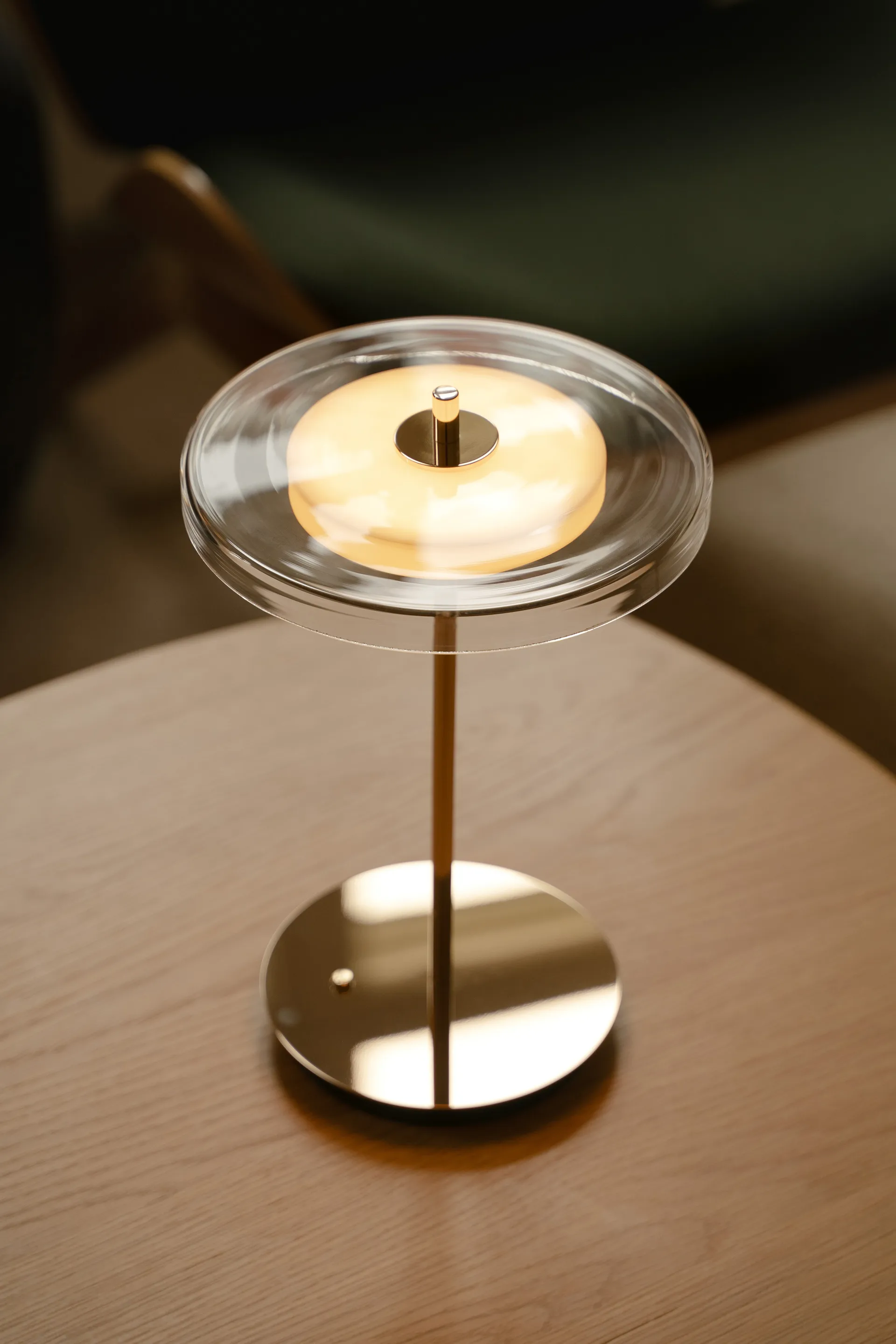 Asteria Move bordlampe, Glass-polished brass Umage