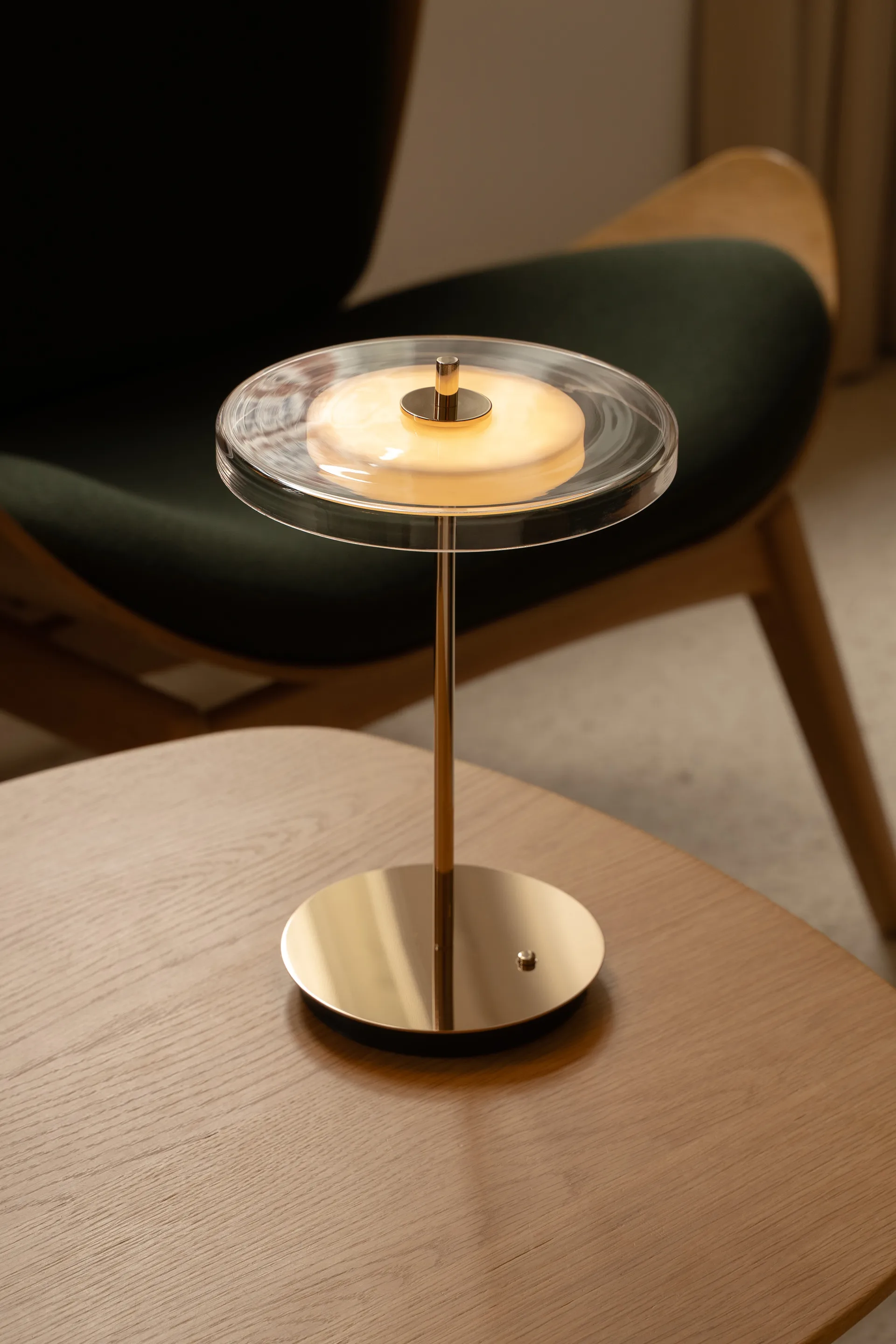Asteria Move bordlampe, Glass-polished brass Umage